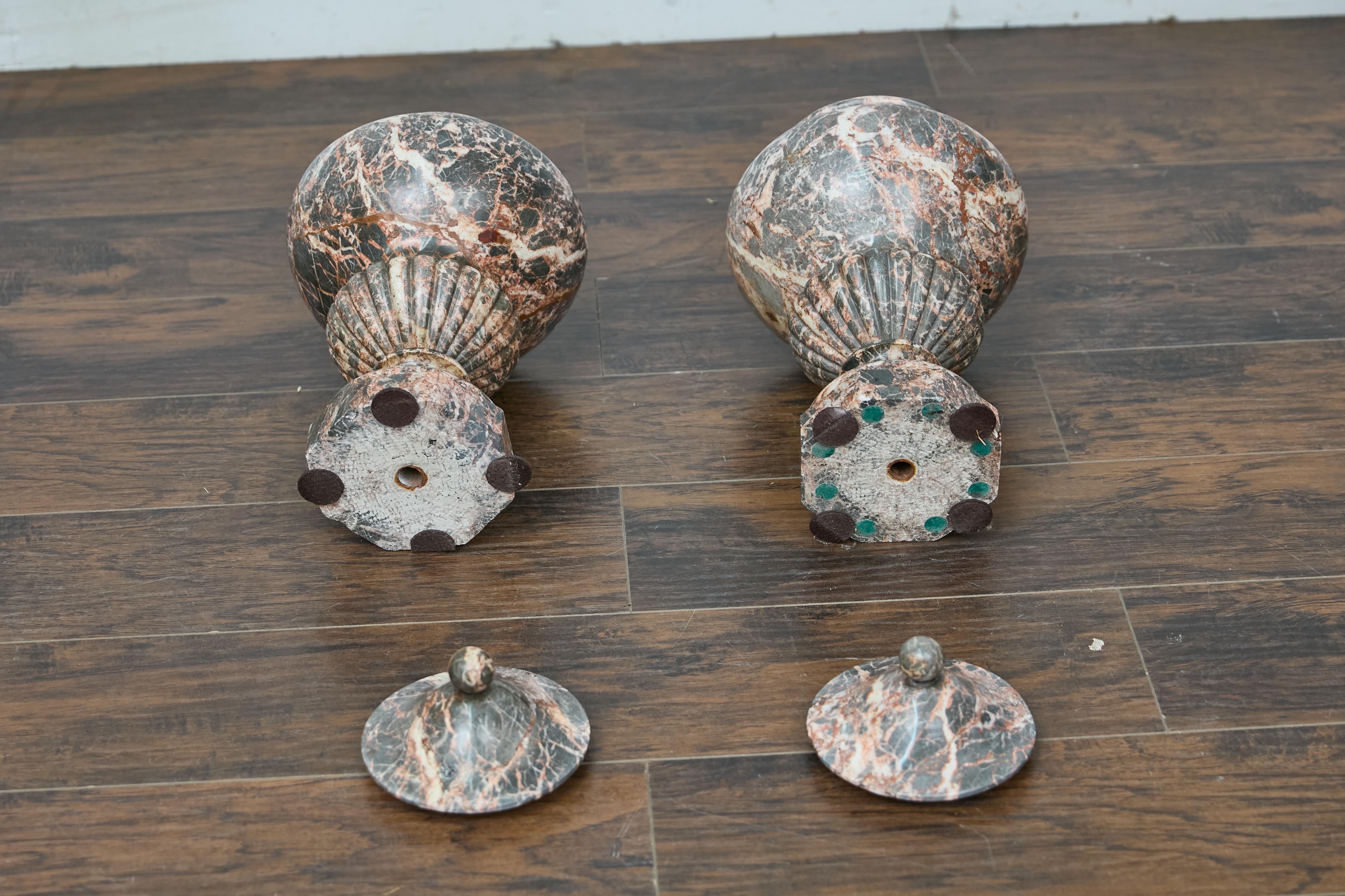 Coppia di urne neoclassiche italiane del XIX secolo con coperchio in marmo rosso e gadroons in vendita 9