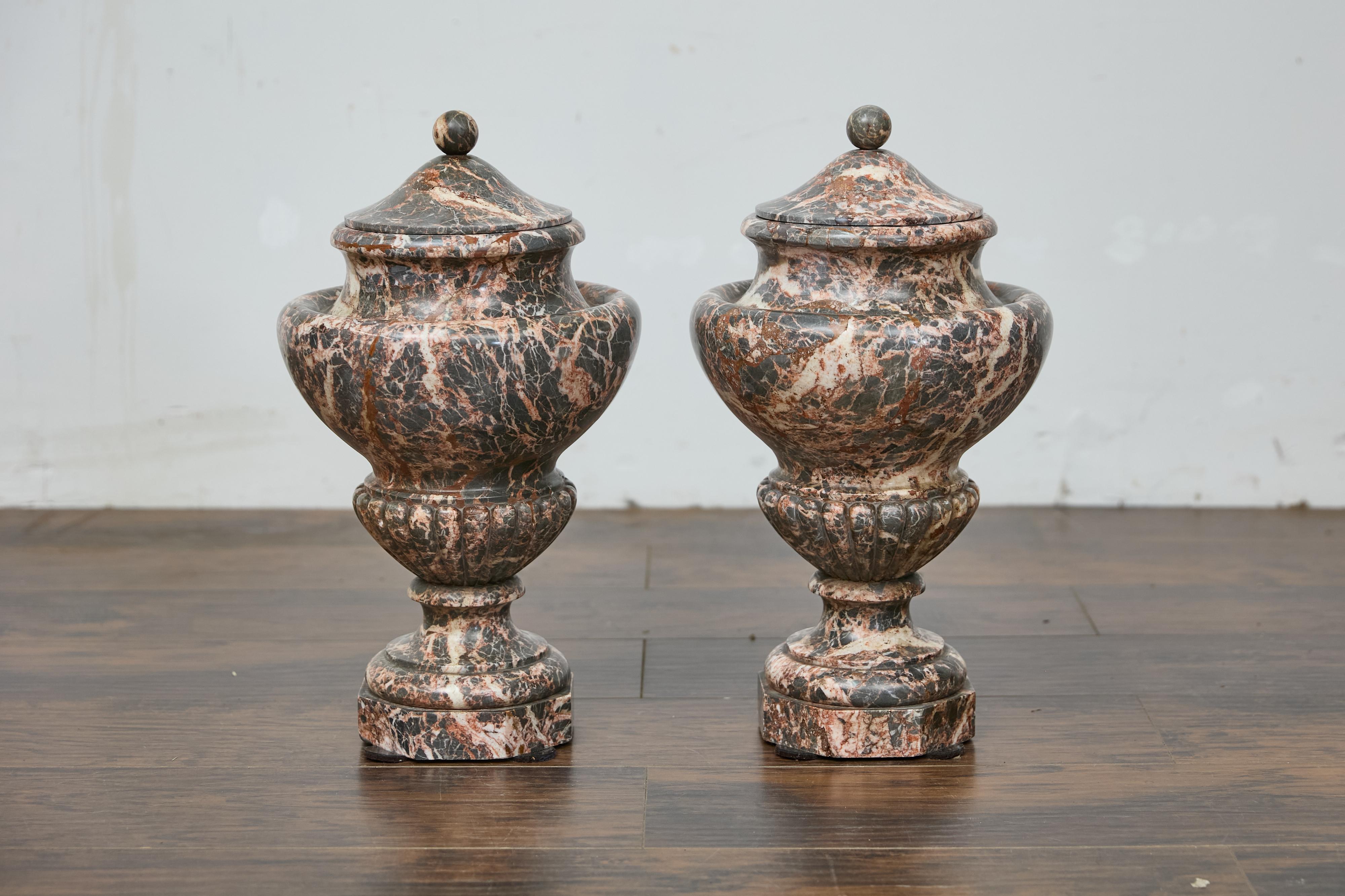 Coppia di urne neoclassiche italiane del XIX secolo con coperchio in marmo rosso e gadroons in vendita 10