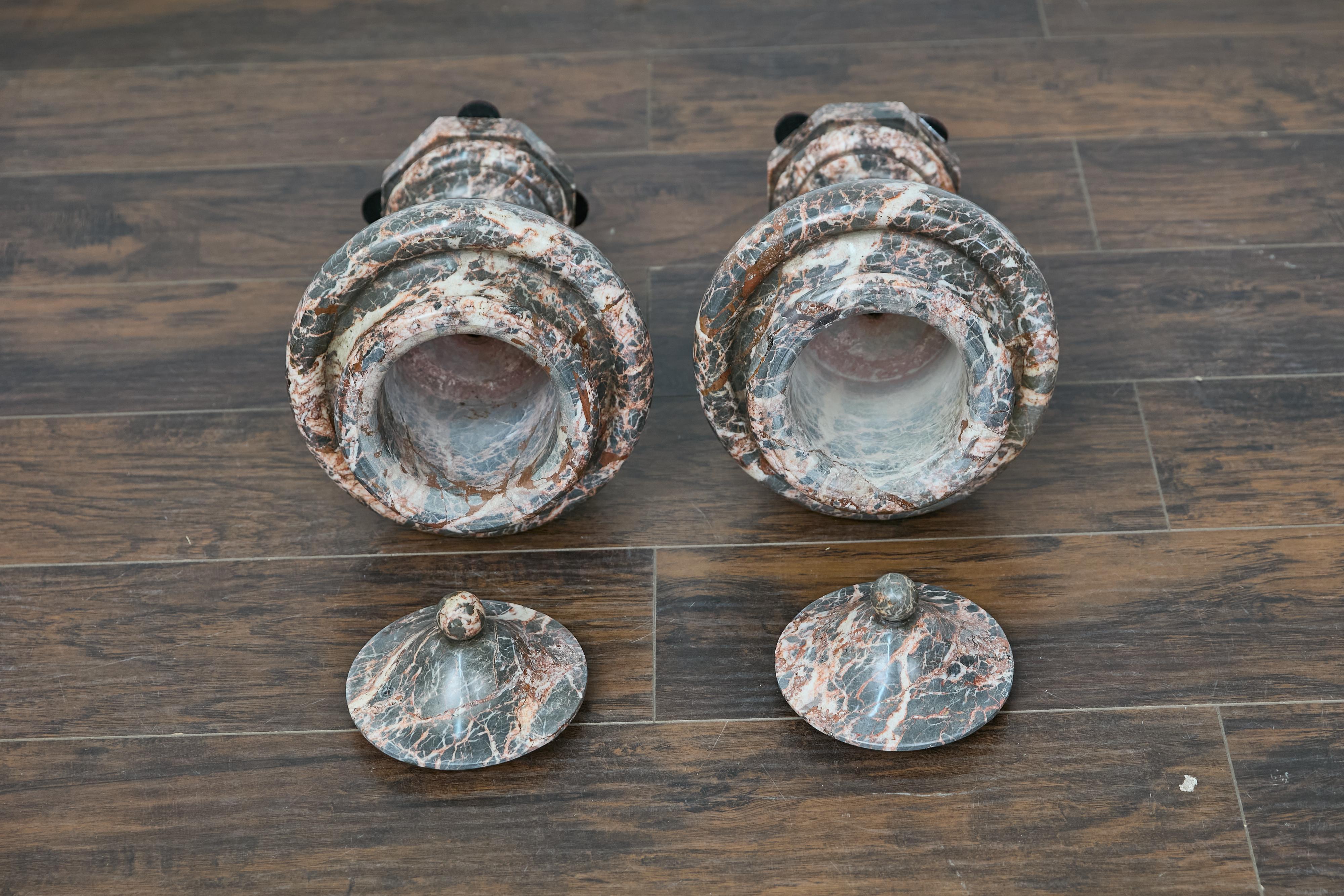 Marmo Coppia di urne neoclassiche italiane del XIX secolo con coperchio in marmo rosso e gadroons in vendita