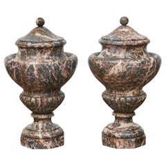 Paar italienische Urnen mit Deckel aus rotem Marmor des 19. Jahrhunderts mit Gadroons