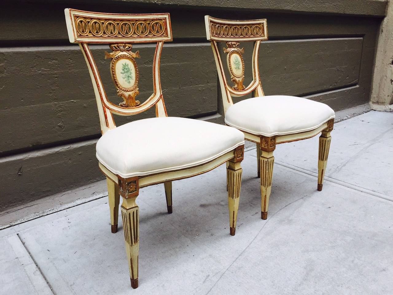 Paire de chaises d'appoint néoclassiques italiennes du XIXe siècle. Cadre en feuilles d'or et bois peint avec sièges tapissés de lin.
    