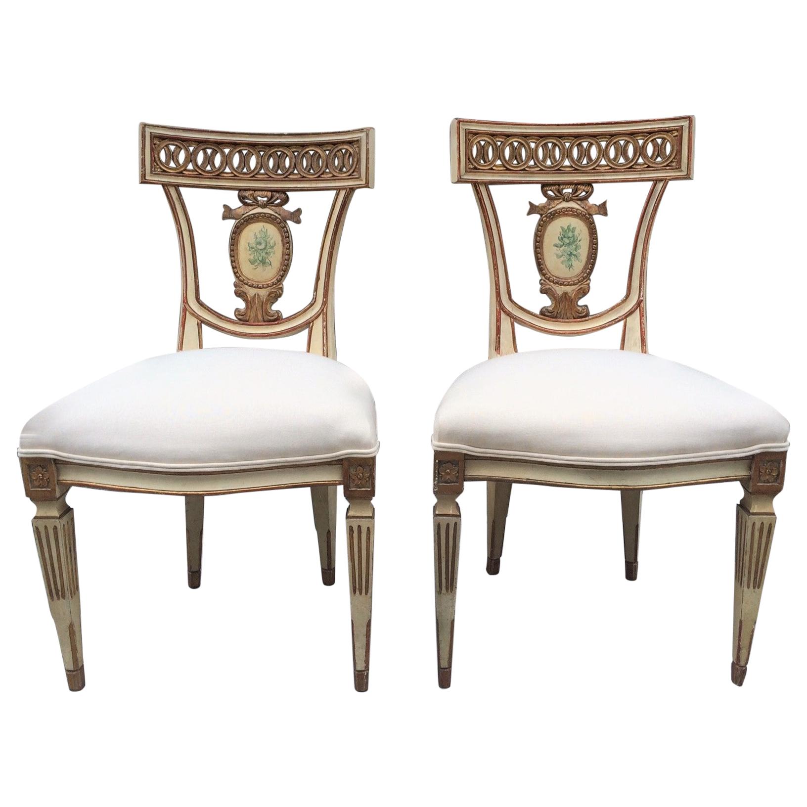 Paar italienische neoklassizistische Beistellstühle des 19. Jahrhunderts im Angebot