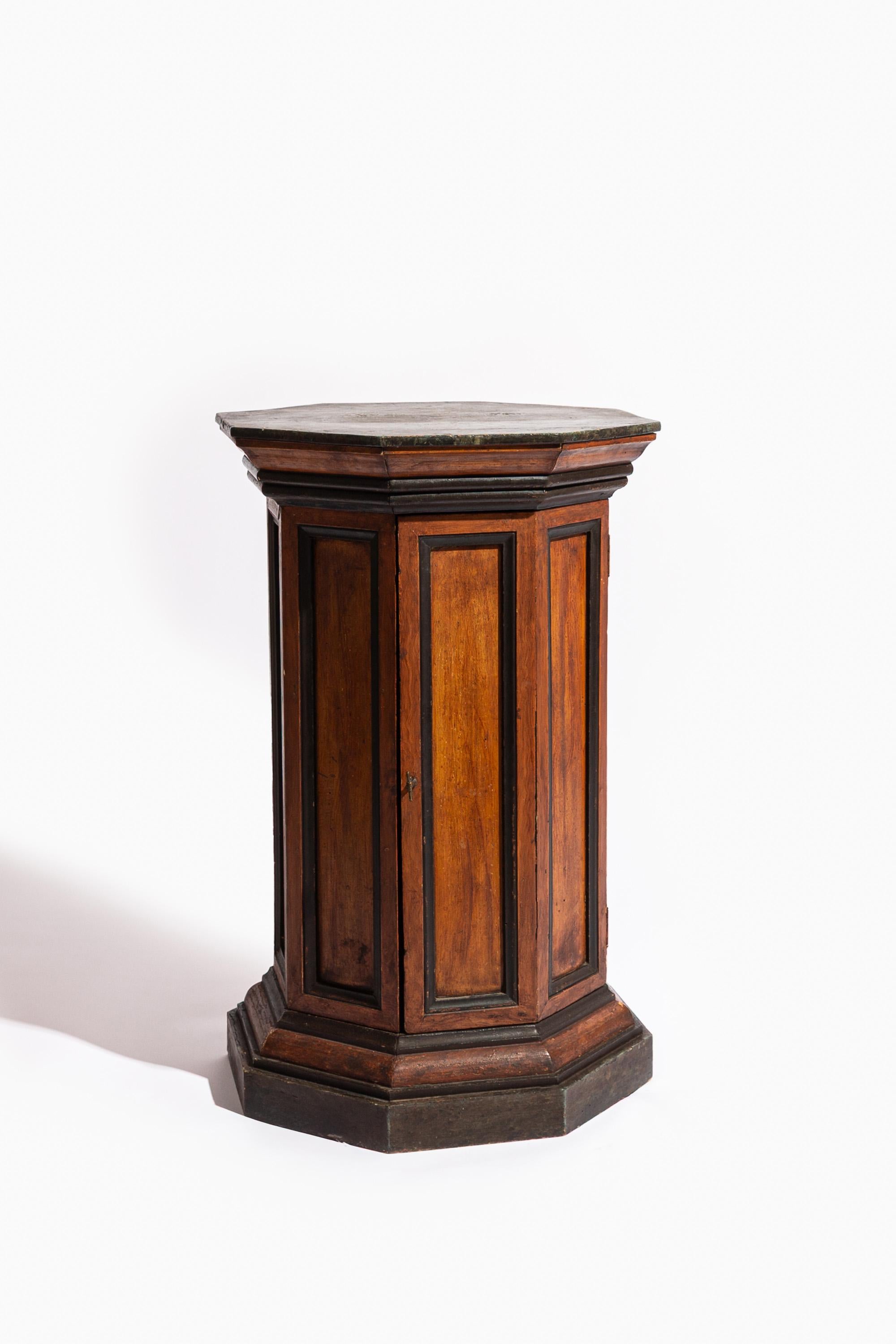 Maravillosa pareja de armarios de pedestal octogonal italianos del siglo XIX.

Pintado en imitación de bois engastado en paneles ebonizados. La parte superior y la base están pintadas con decoración de imitación de mármol. Las puertas de los