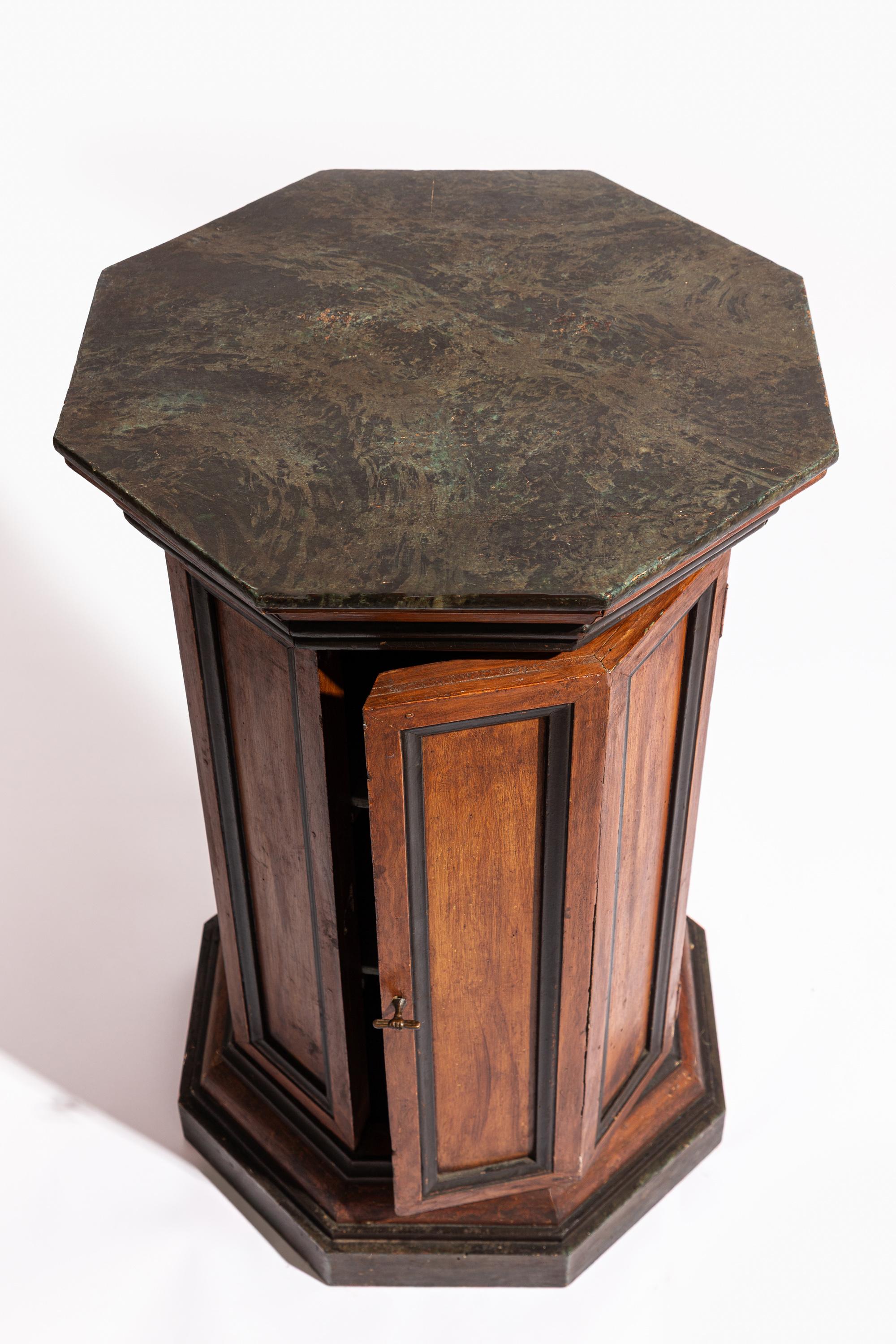Pareja de armarios de pedestal octogonales italianos del siglo XIX Neoclásico en venta