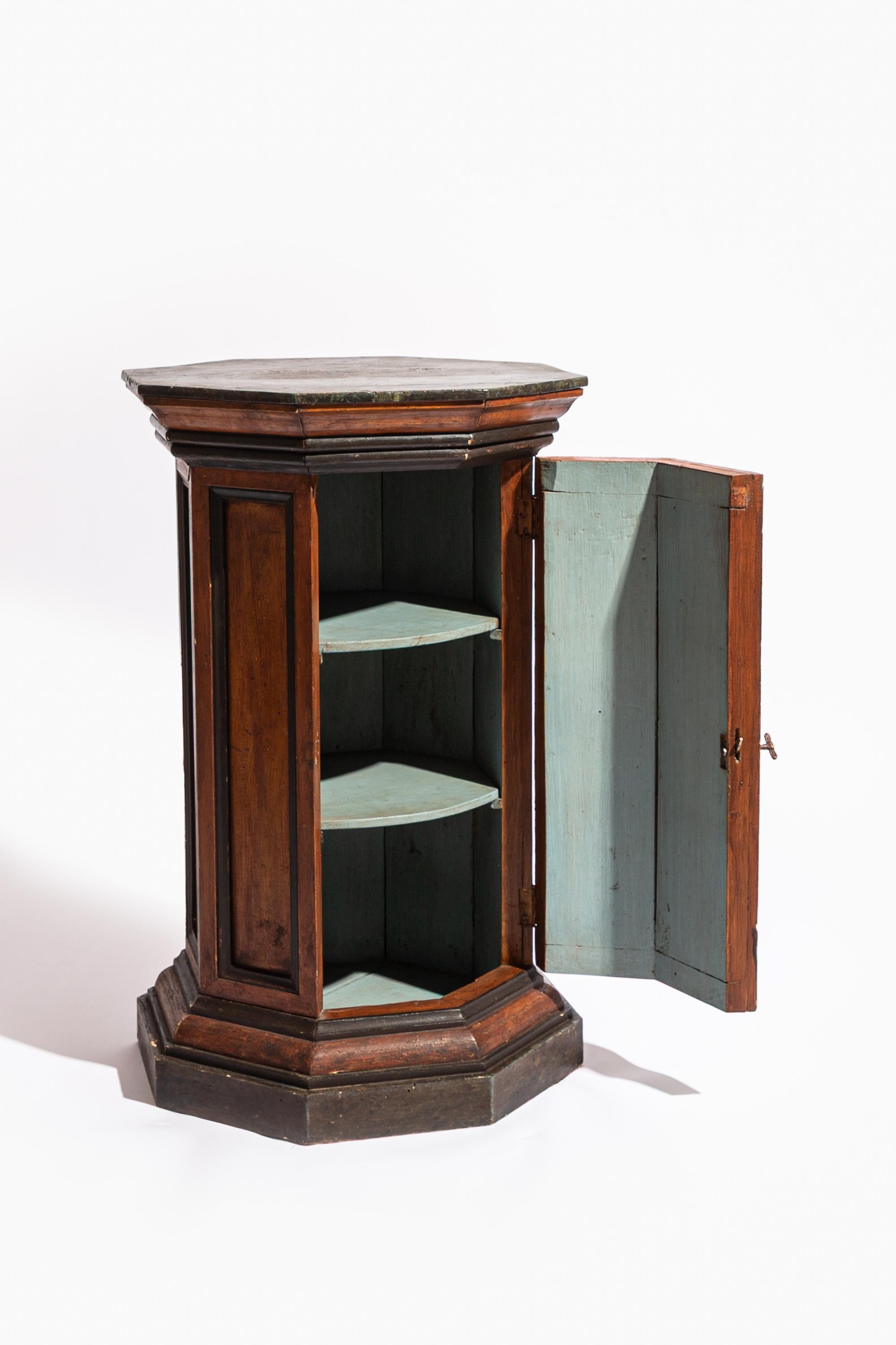 Pareja de armarios de pedestal octogonales italianos del siglo XIX Italiano en venta