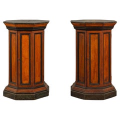 Zwei italienische achteckige Pedestal-Schränke aus dem 19.