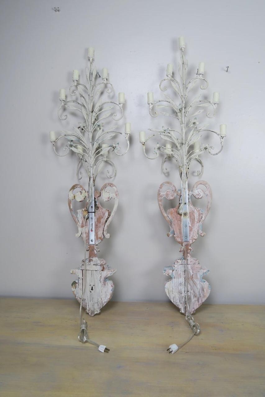 Romain classique Paire d'appliques à 9 lumières peintes italiennes du 19e siècle en vente