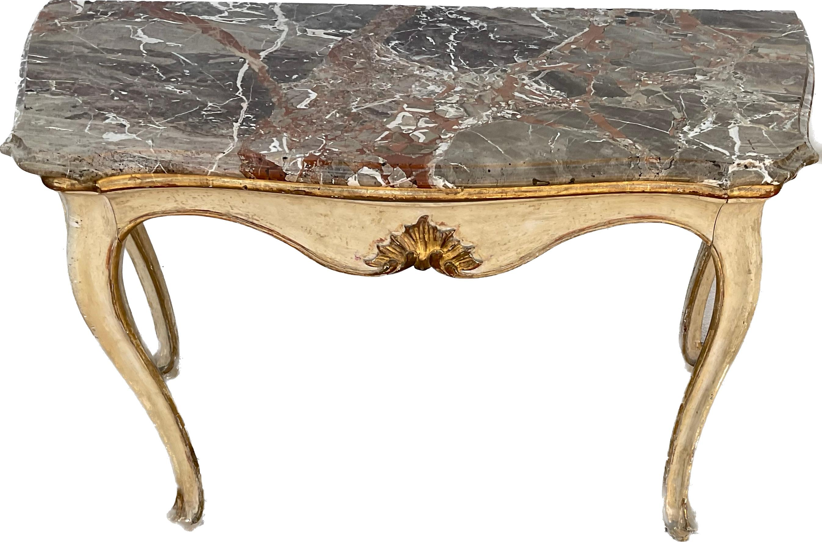 Peint à la main Paire de consoles italiennes du 19ème siècle peintes et dorées avec plateau en marbre en vente