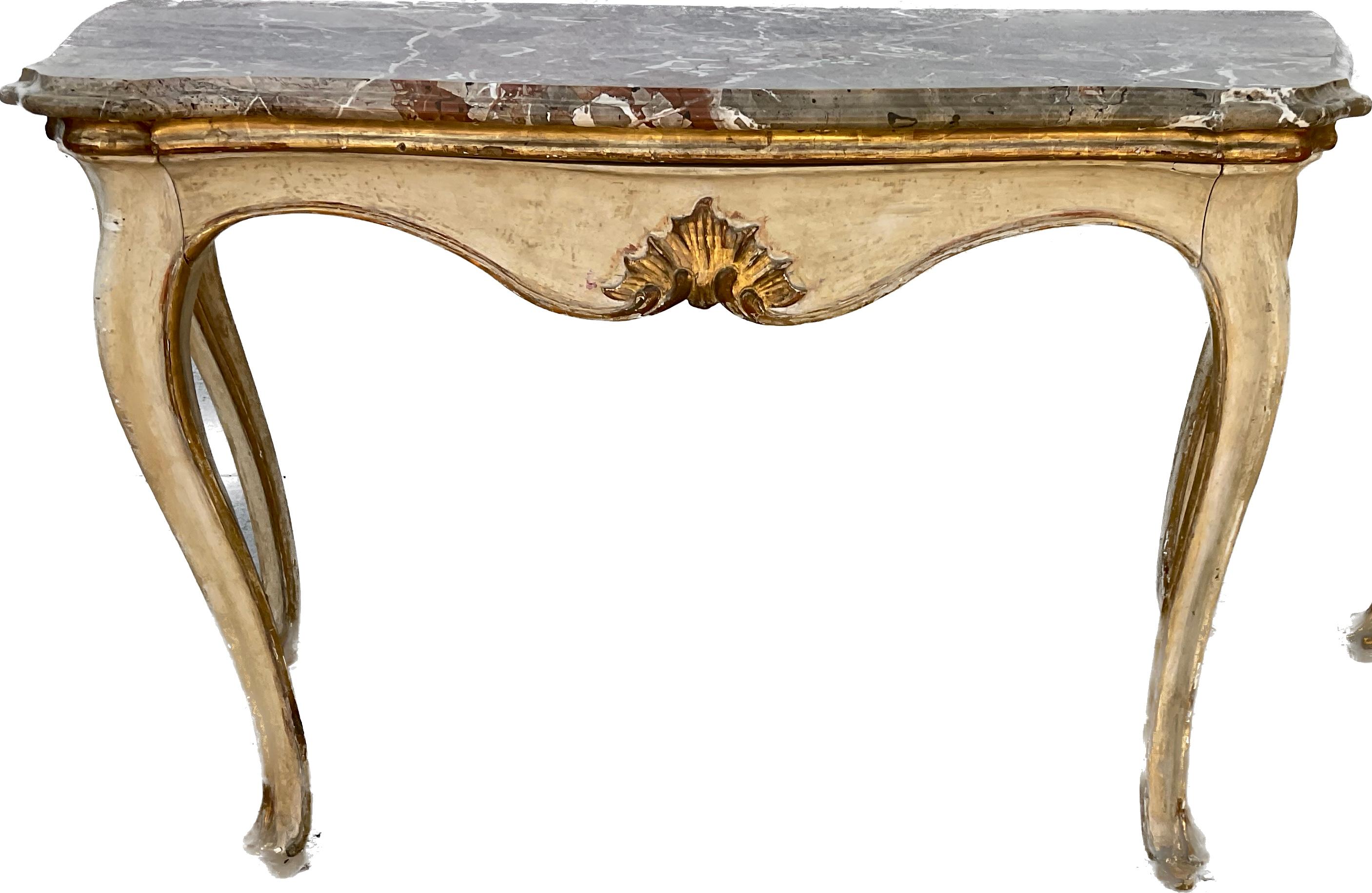 Paire de consoles italiennes du 19ème siècle peintes et dorées avec plateau en marbre en vente 1