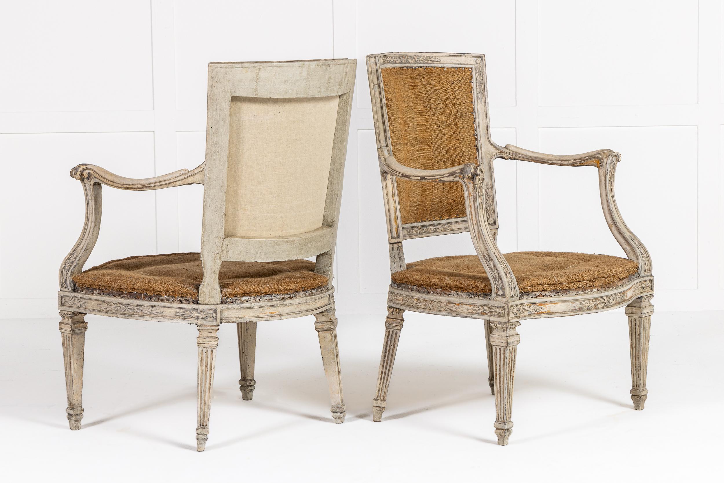 Paire de fauteuils décoratifs peints italiens du XIXe siècle.

Les chaises de style Louis XVI ont des dossiers rectangulaires avec une forme concave subtile qui contraste magnifiquement avec les traverses de l'assise avant arquées. Les terminaisons
