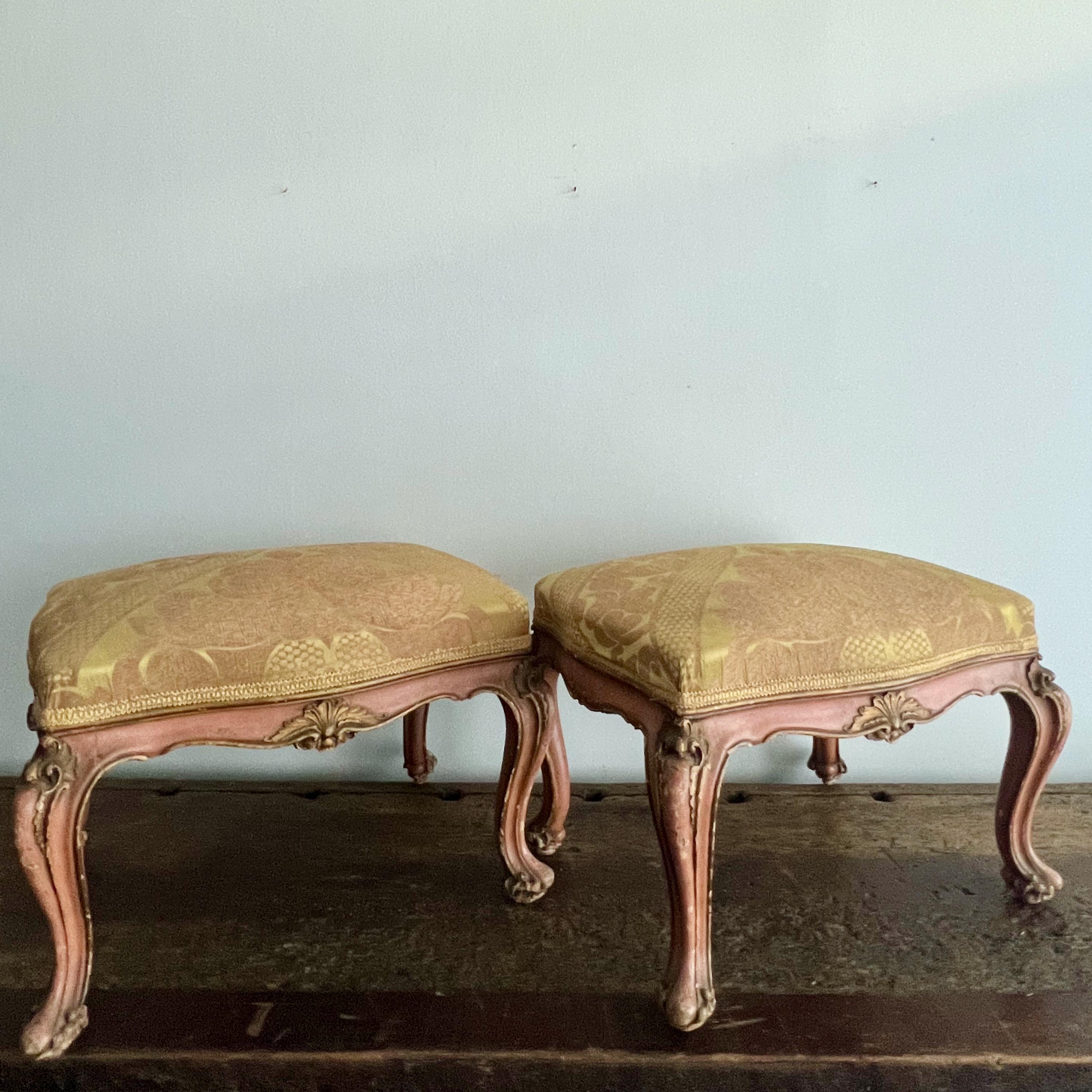 Zwei bemalte italienische Hocker aus dem 19. Jahrhundert auf Cabriole-Beinen mit reichem Blattwerk und vergoldetem Holzdekor. 