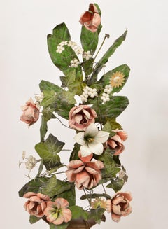 Paire de fleurs d'autel en tôle peinte italienne du 19ème siècle dans des urnes en bronze baroque