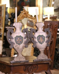 Paire de grilles d'autel italiennes du XIXe siècle en bois peint avec boucliers héraldiques