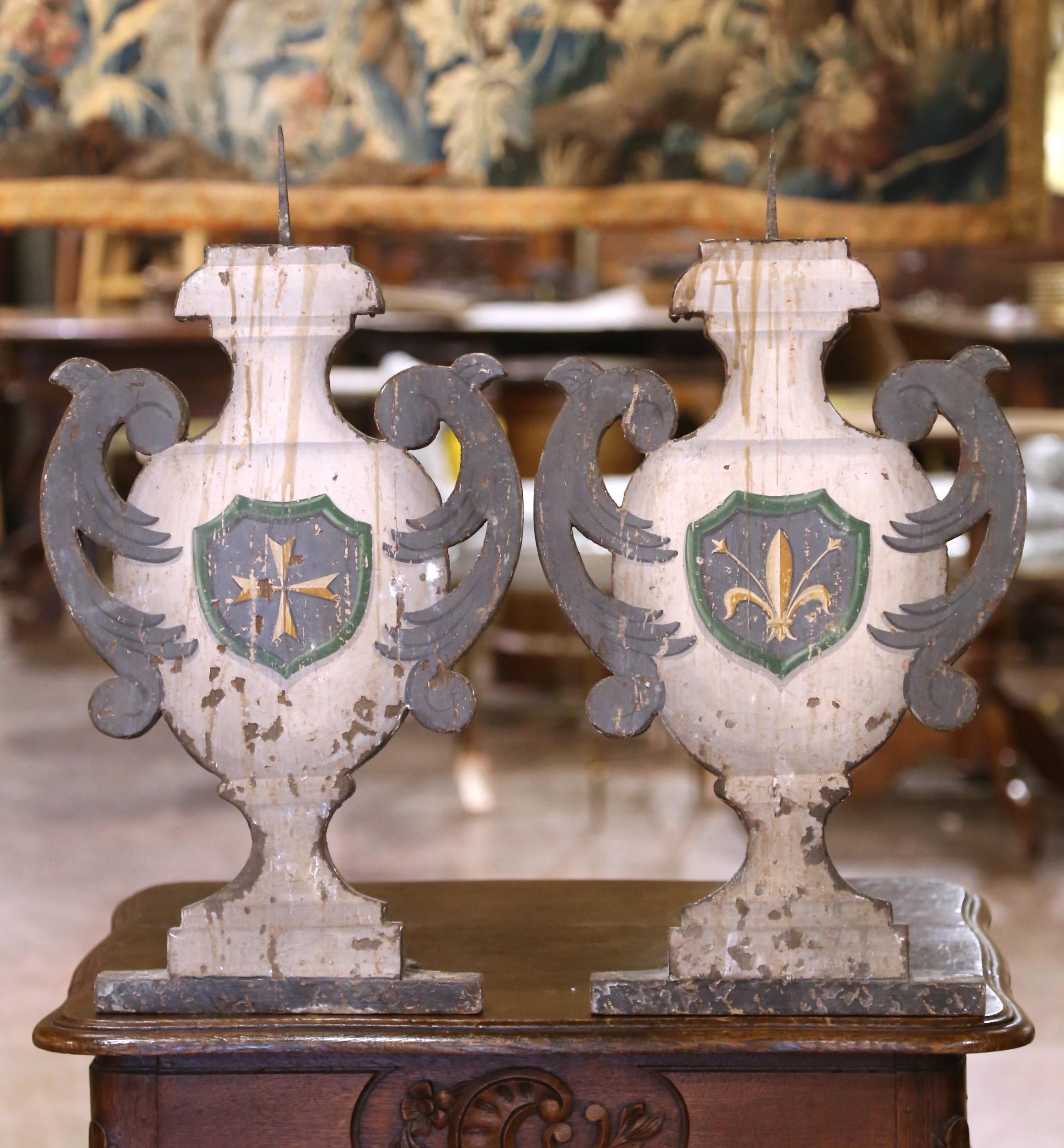 Sculpté à la main Paire de grilles d'autel italiennes du XIXe siècle en bois peint avec boucliers héraldiques en vente