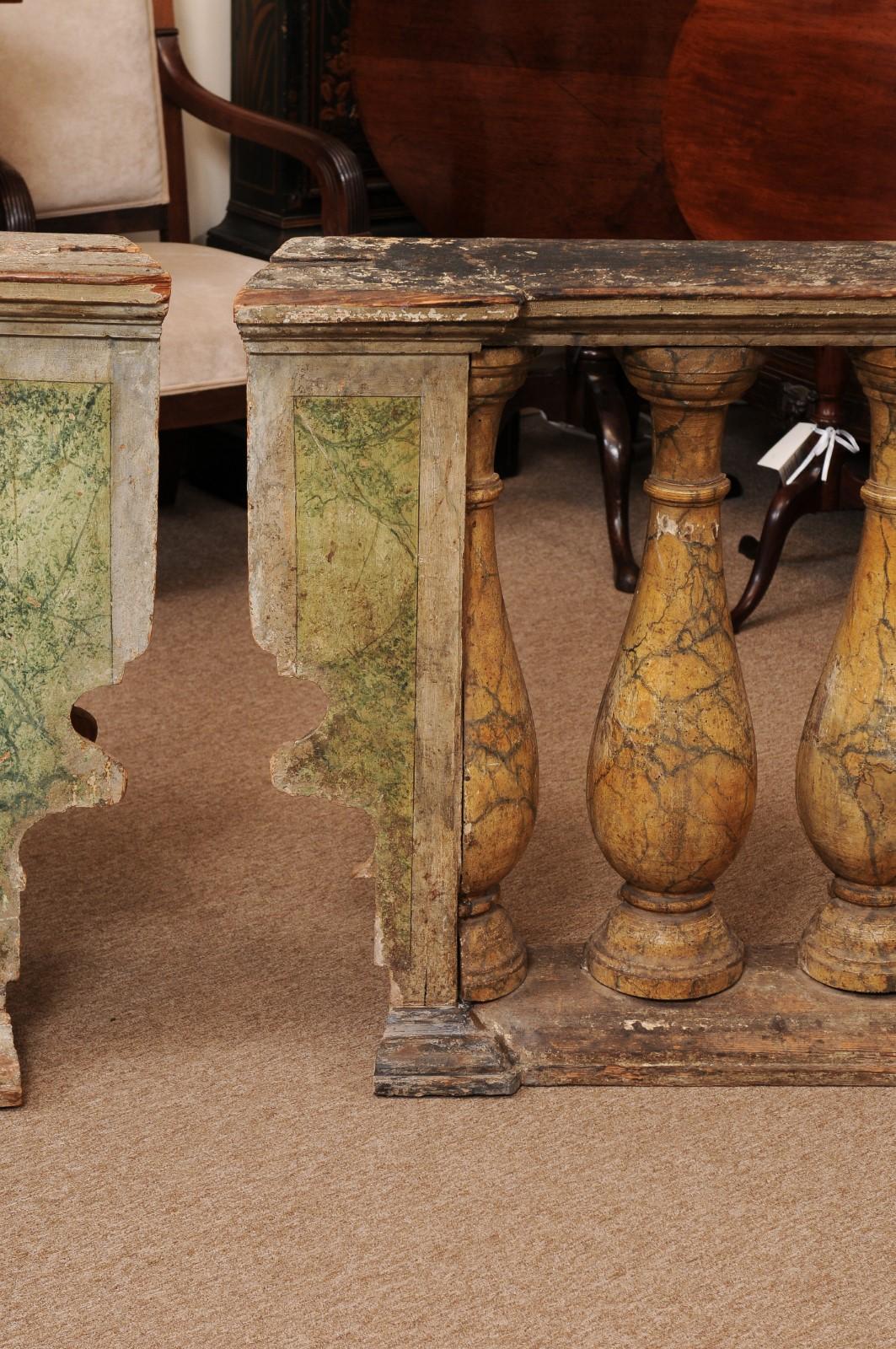 Coppia di balaustre in legno dipinto italiano del XIX secolo in vendita 5