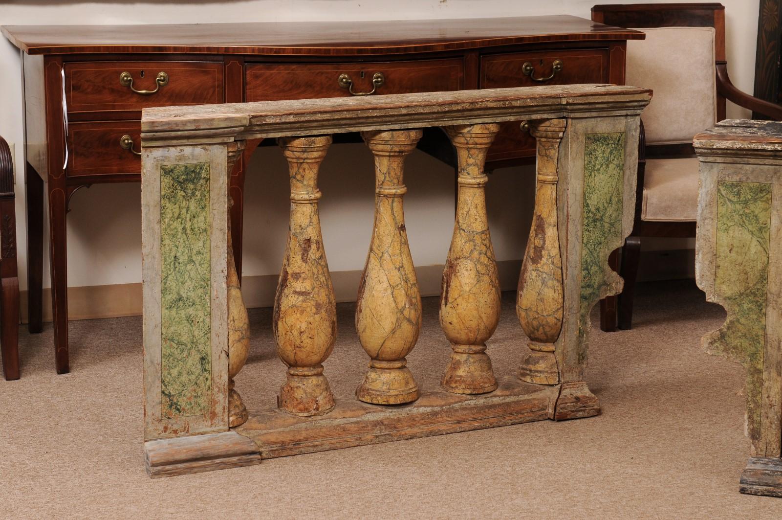 Coppia di balaustre in legno dipinto italiano del XIX secolo In condizioni discrete in vendita a Atlanta, GA