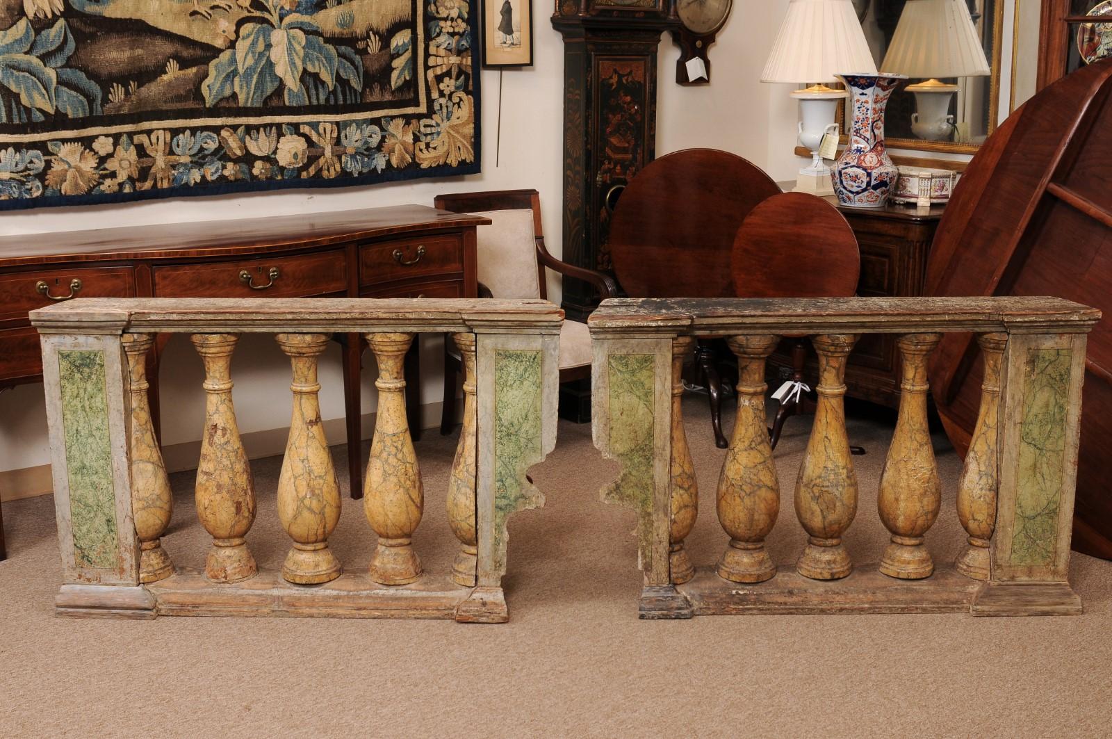 Legno Coppia di balaustre in legno dipinto italiano del XIX secolo in vendita