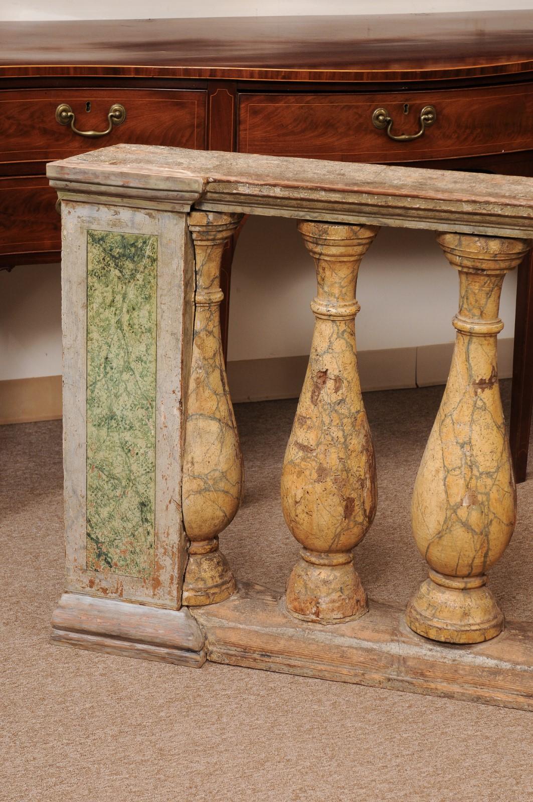 Coppia di balaustre in legno dipinto italiano del XIX secolo in vendita 3