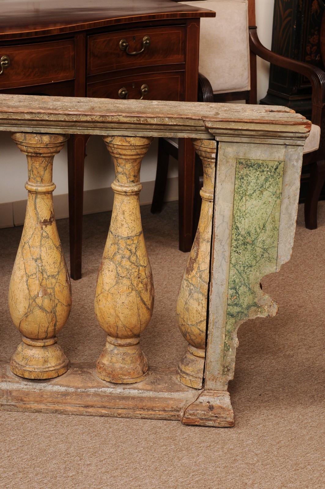 Coppia di balaustre in legno dipinto italiano del XIX secolo in vendita 4