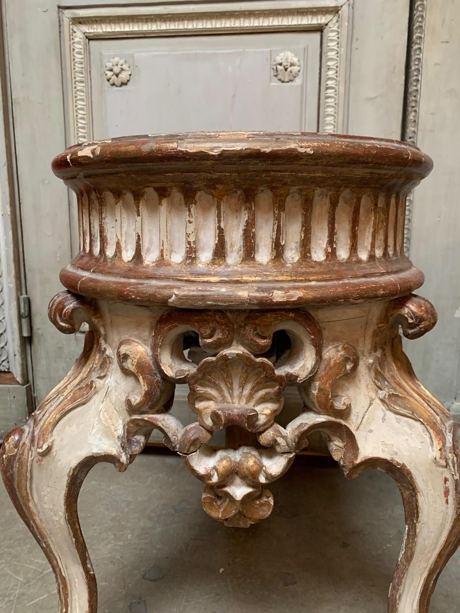 Pair of 19th Century Italian Parcel Gilt and Painted Jardiniere Stands In Good Condition In Dallas, TX