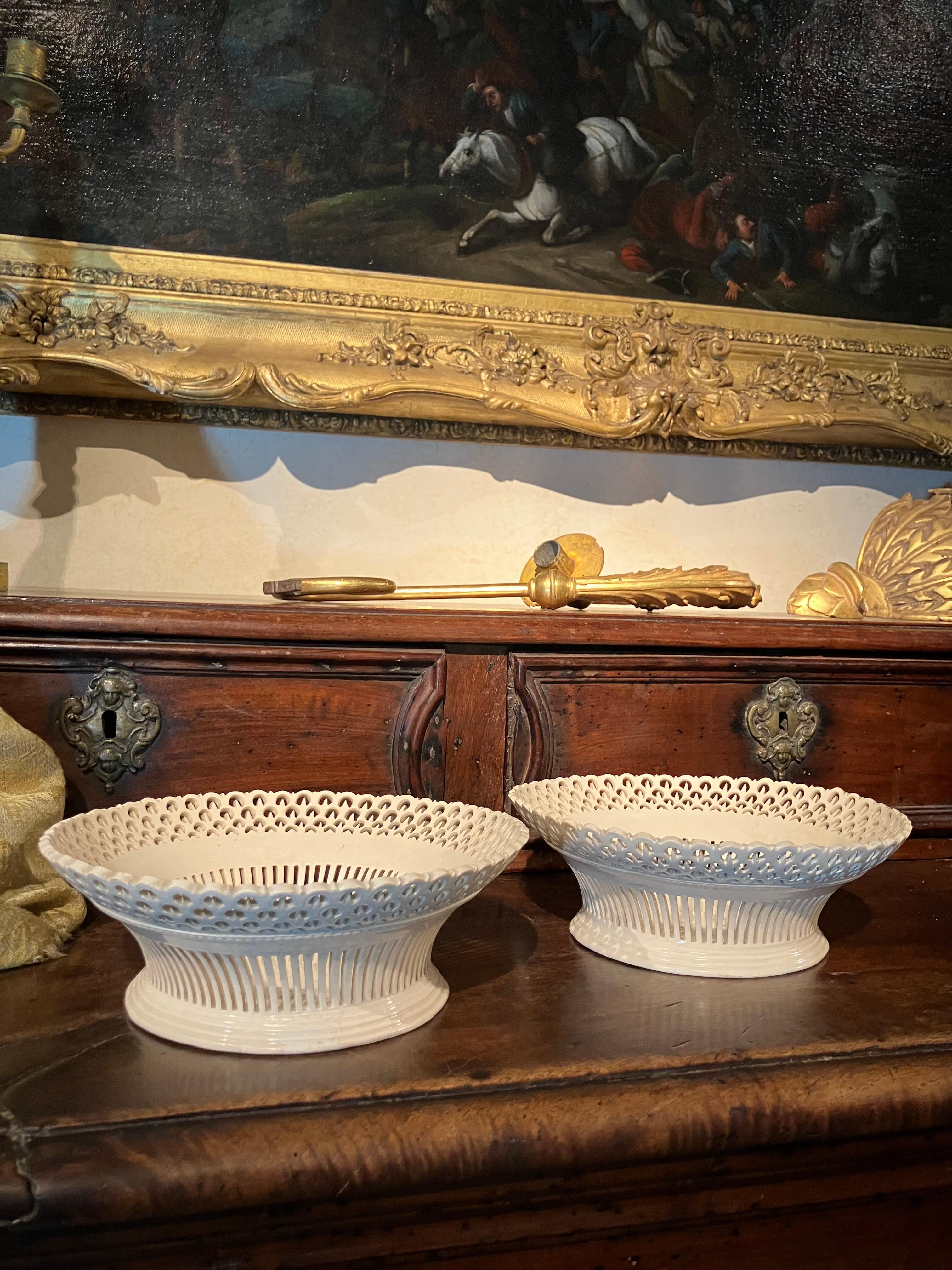Ein Paar italienische durchbrochene Porzellankompositionen aus dem frühen 19. Jahrhundert, die der Manufaktur Giustiniani in Neapel zugeschrieben werden. Diese raffinierten Serviergeschirre sind ein Beispiel für den Höhepunkt der neapolitanischen