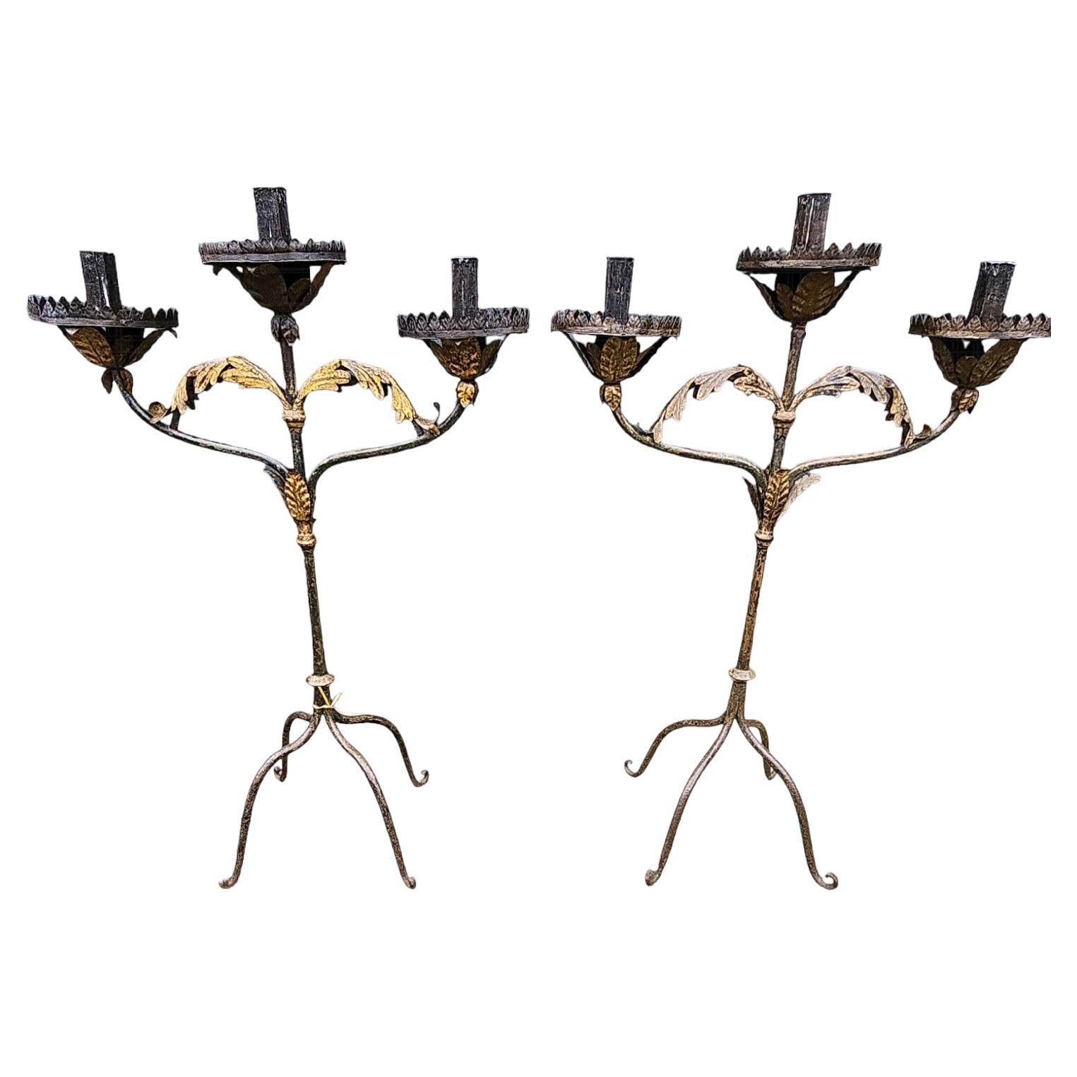 Paar italienische polychromierte, polychromierte Eisen-Kerzenständer aus dem 19. Jahrhundert
