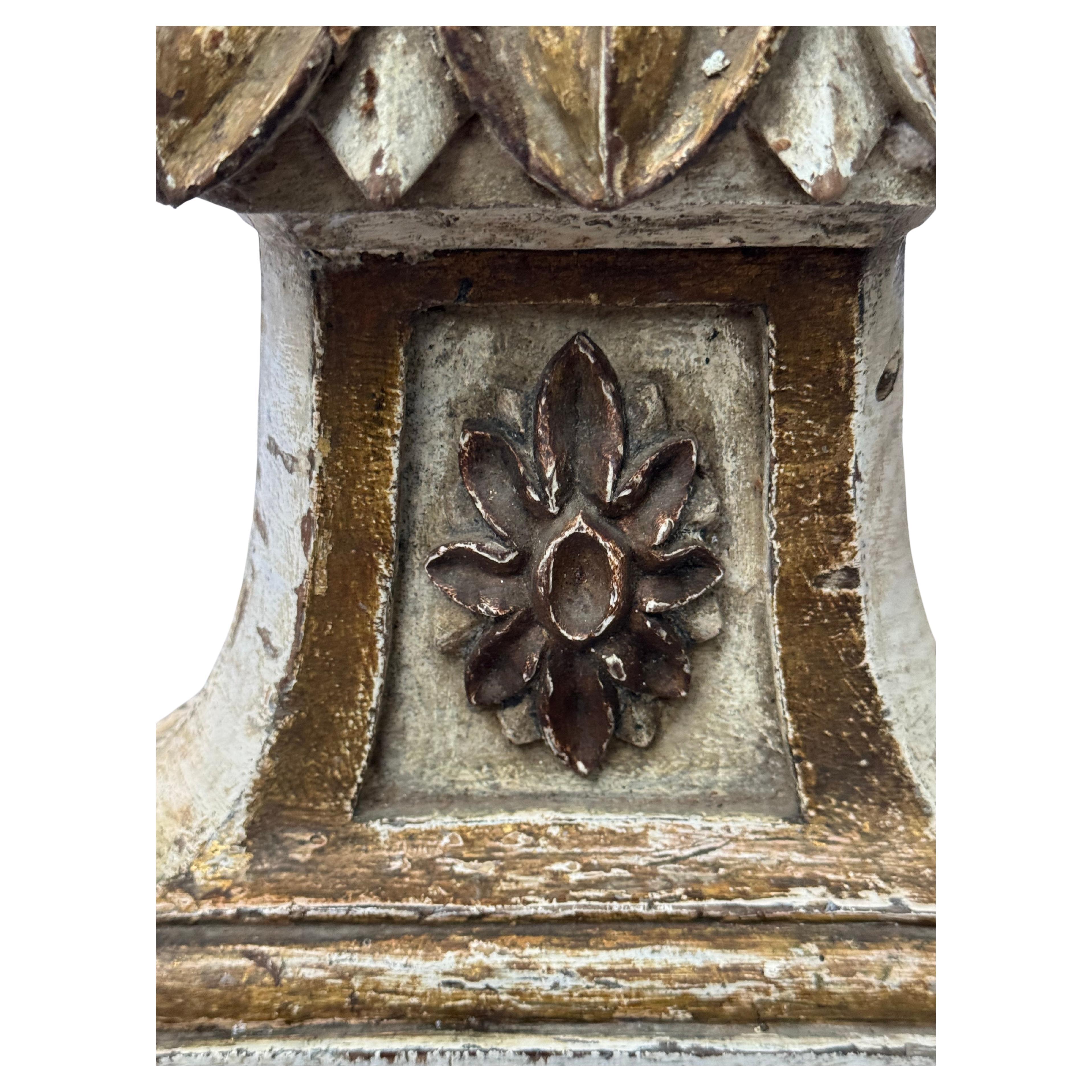 Paar italienische polychrome und paketvergoldete Altaraufsätze aus dem 19. Jahrhundert (Italienisch) im Angebot