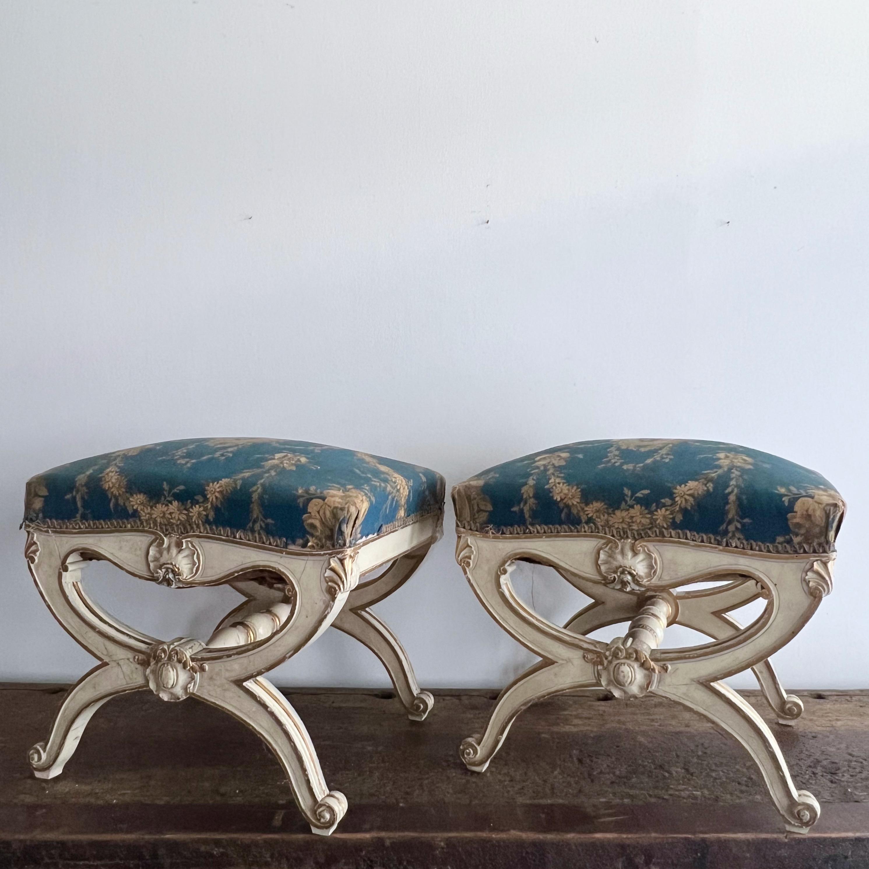 Hand-Carved Pair of 19th century Italian Polychrome and Parcel-Gilt Curule Stools For Sale