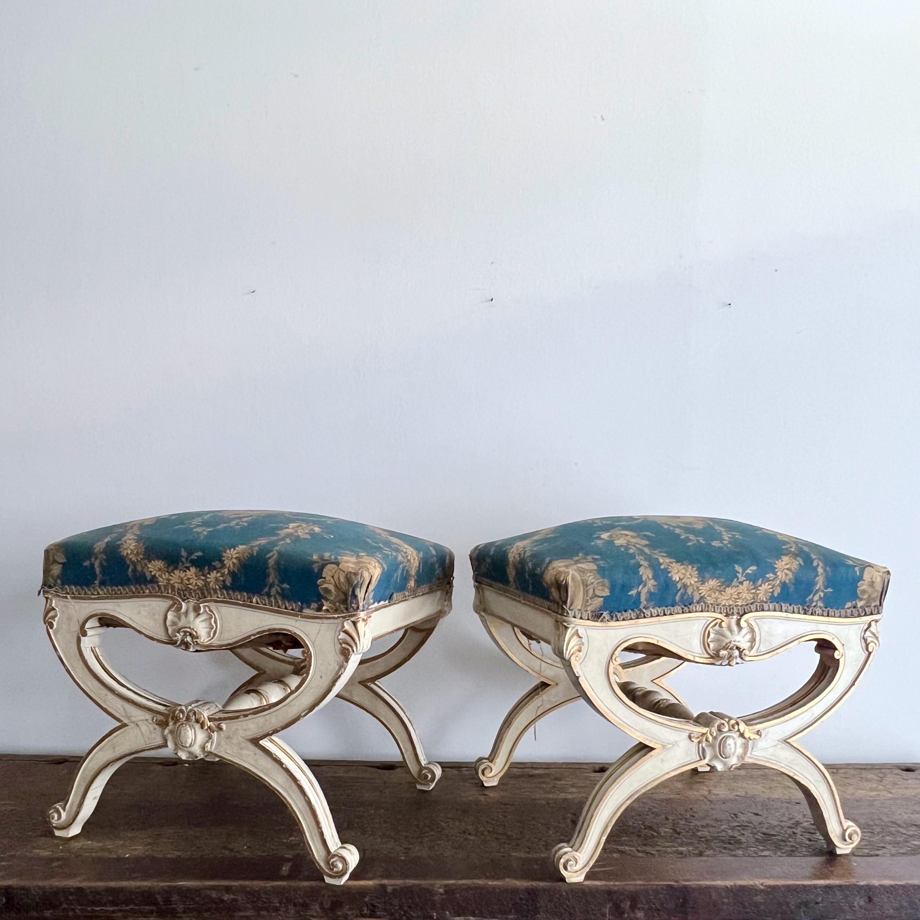 Pair of 19th century Italian Polychrome and Parcel-Gilt Curule Stools In Good Condition For Sale In Charleston, SC