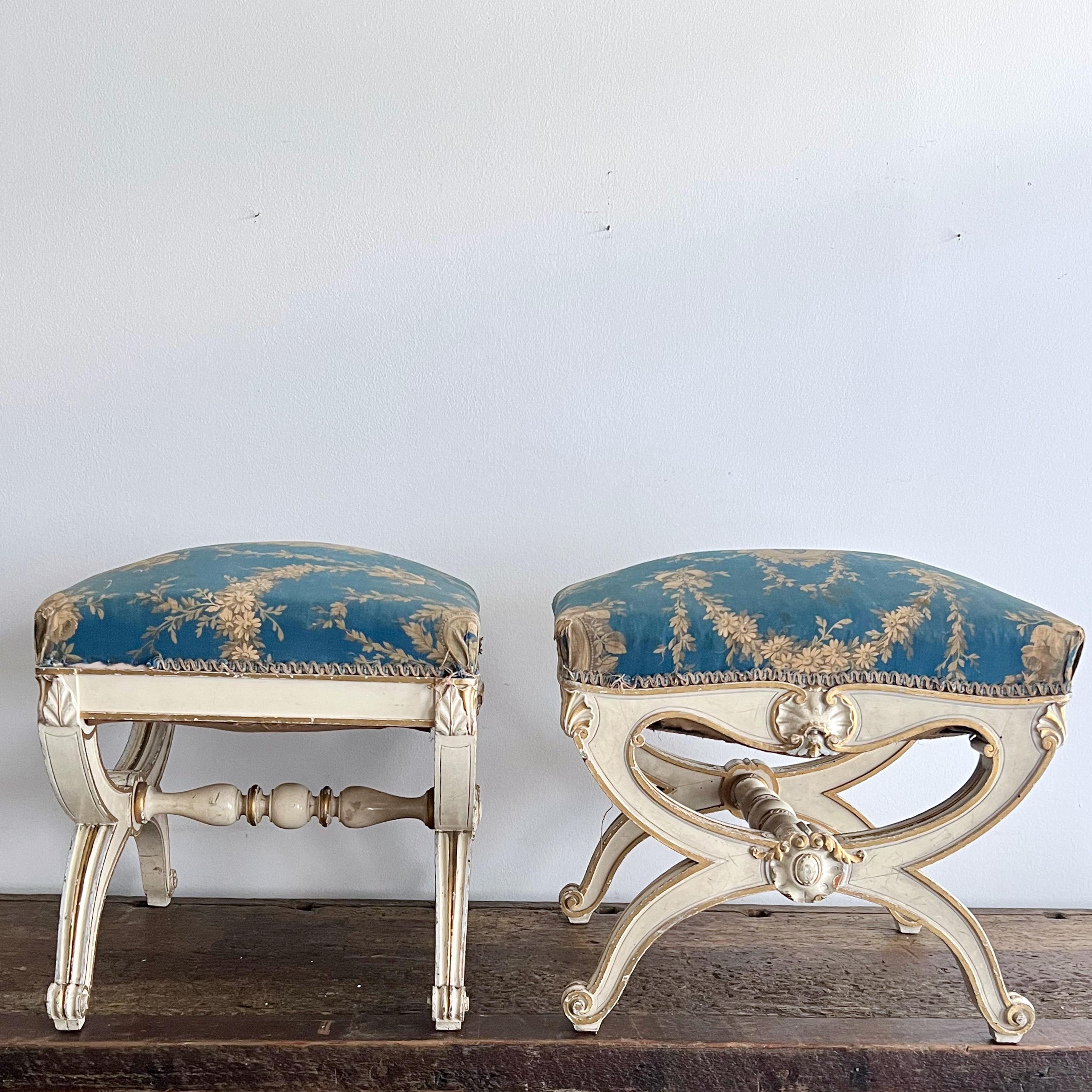 Pair of 19th century Italian Polychrome and Parcel-Gilt Curule Stools For Sale 1