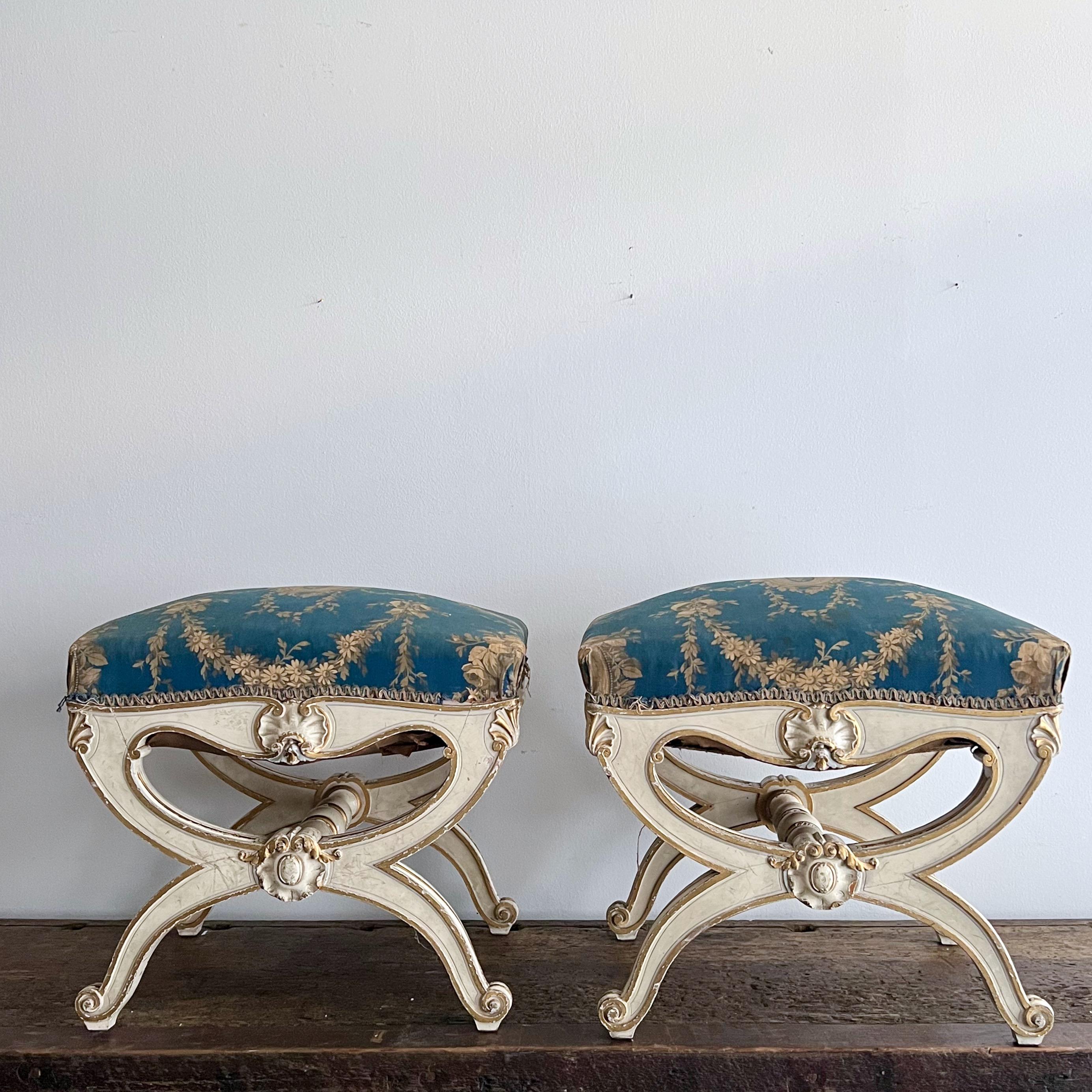 Pair of 19th century Italian Polychrome and Parcel-Gilt Curule Stools For Sale 2