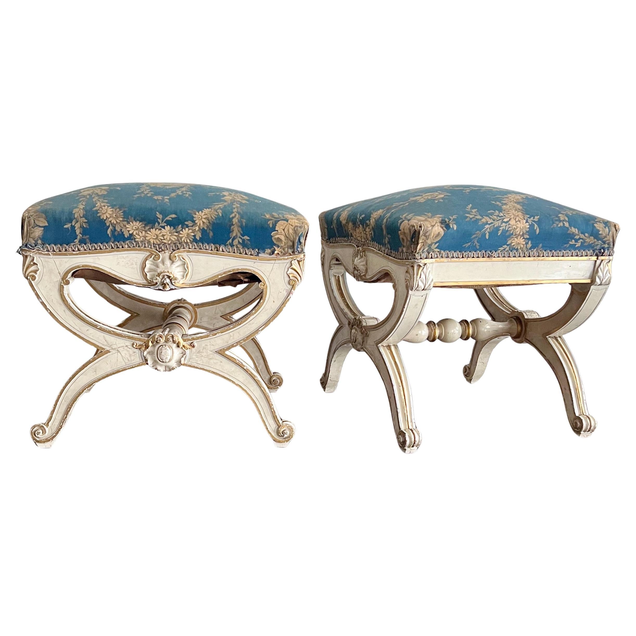 Paar italienische polychrome und teilweise vergoldete Curule-Hocker des 19. Jahrhunderts im Angebot