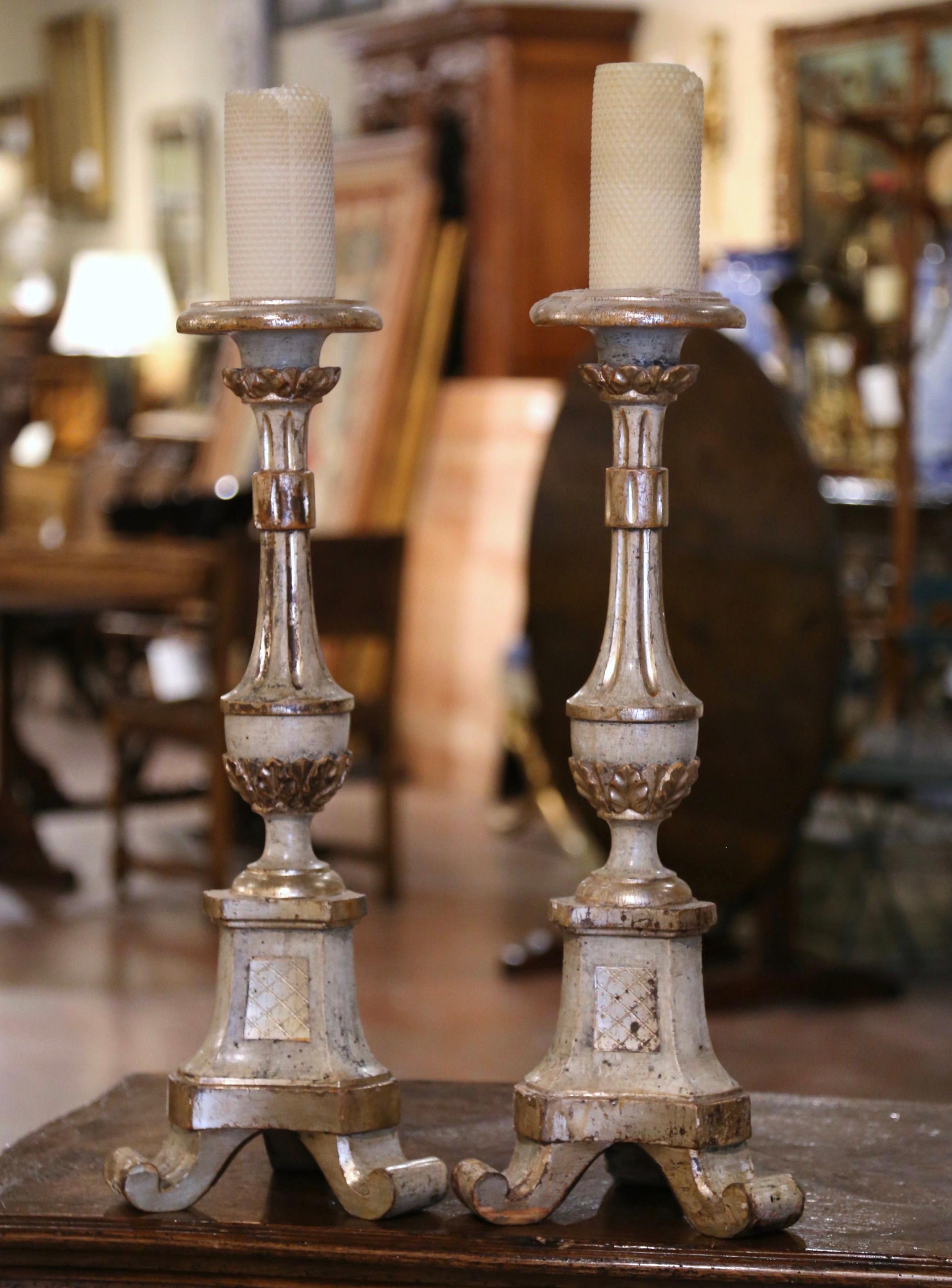 Paar italienische polychrom geschnitzte Kerzenständer aus vergoldetem Holz und lackiertem Holz aus dem 19. Jahrhundert im Zustand „Hervorragend“ im Angebot in Dallas, TX