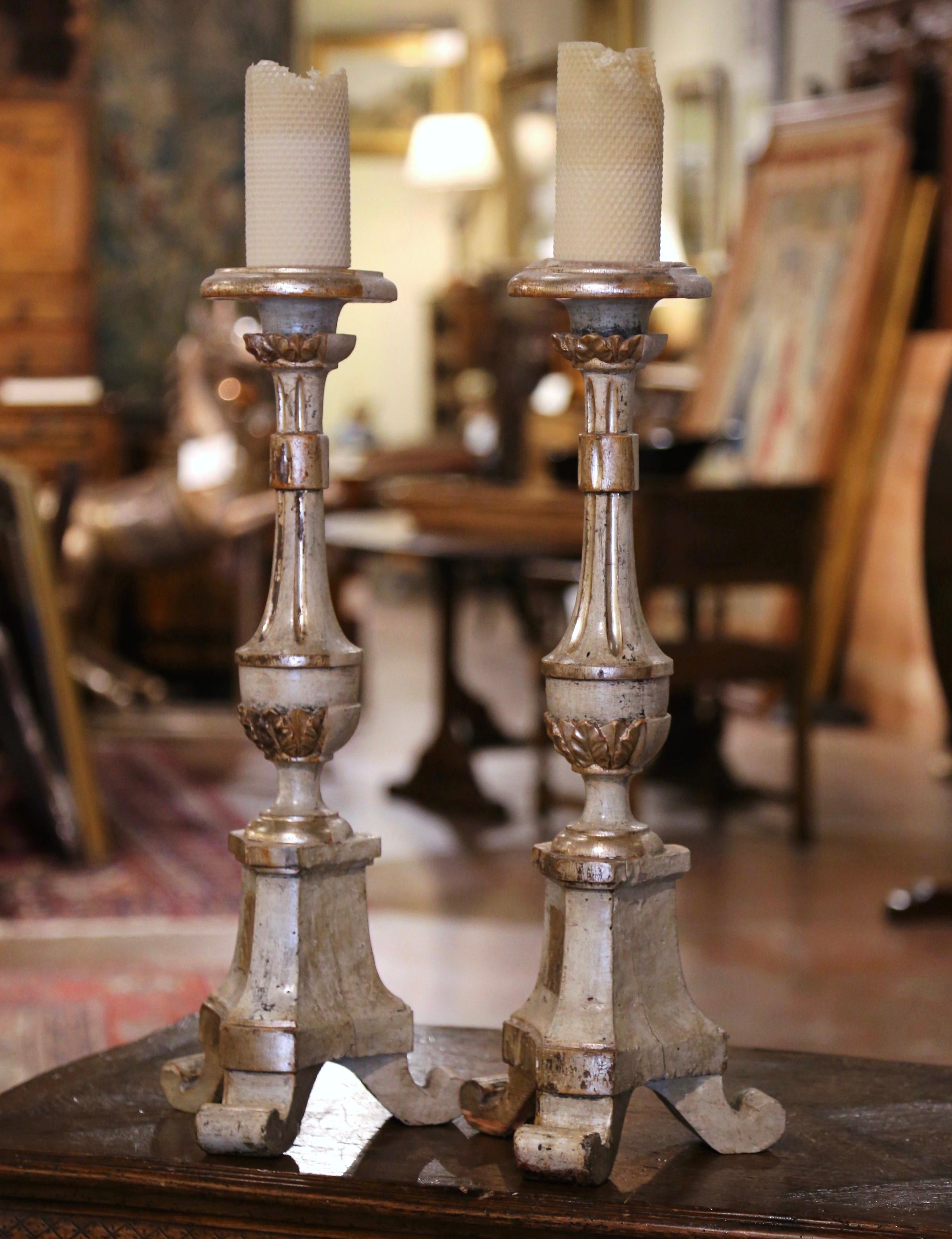 Paar italienische polychrom geschnitzte Kerzenständer aus vergoldetem Holz und lackiertem Holz aus dem 19. Jahrhundert im Angebot 1
