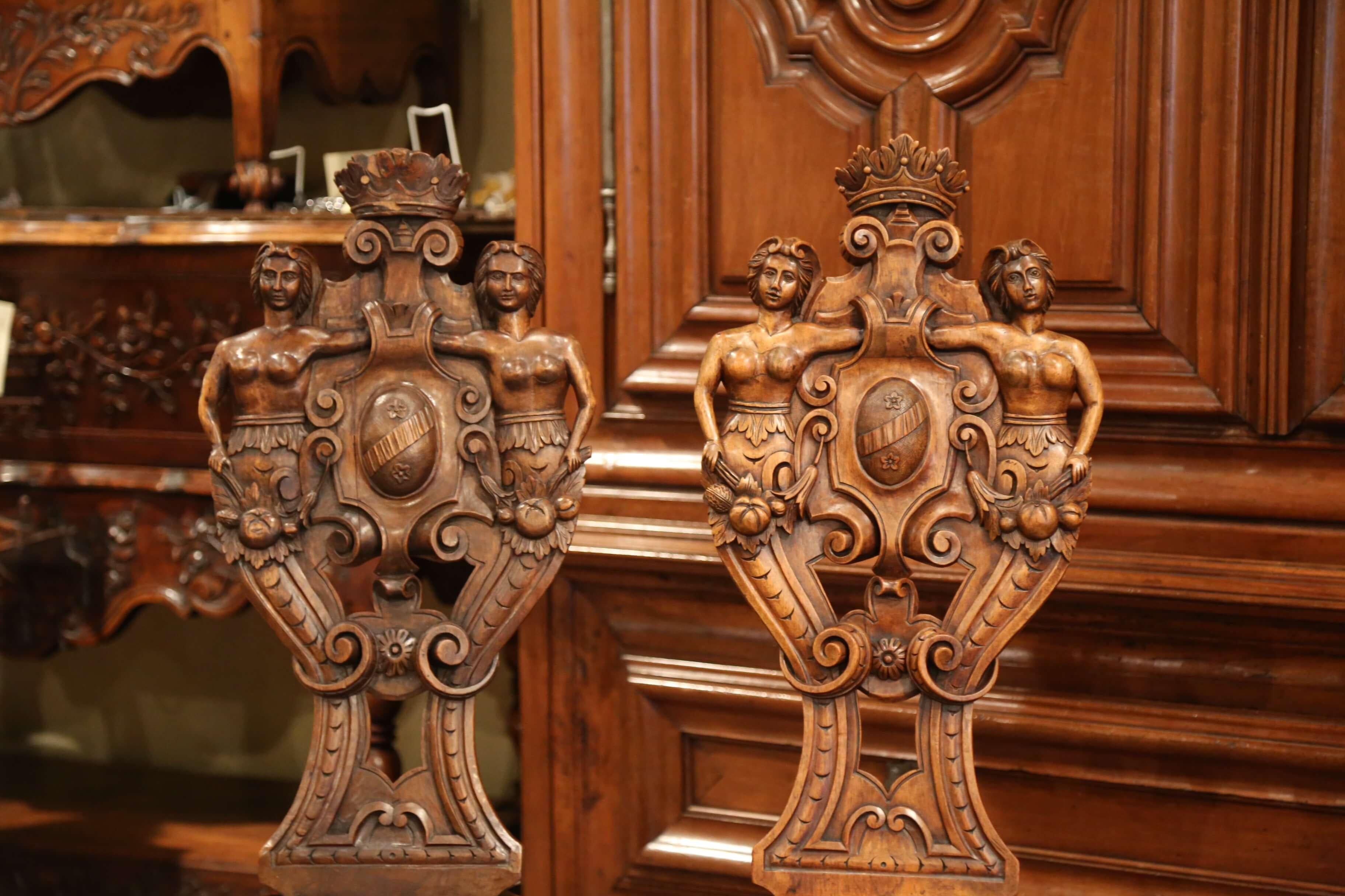 Hand-Carved Pair of 19th Century Italian Renaissance Carved Walnut Sgabello Hall Chairs For Sale