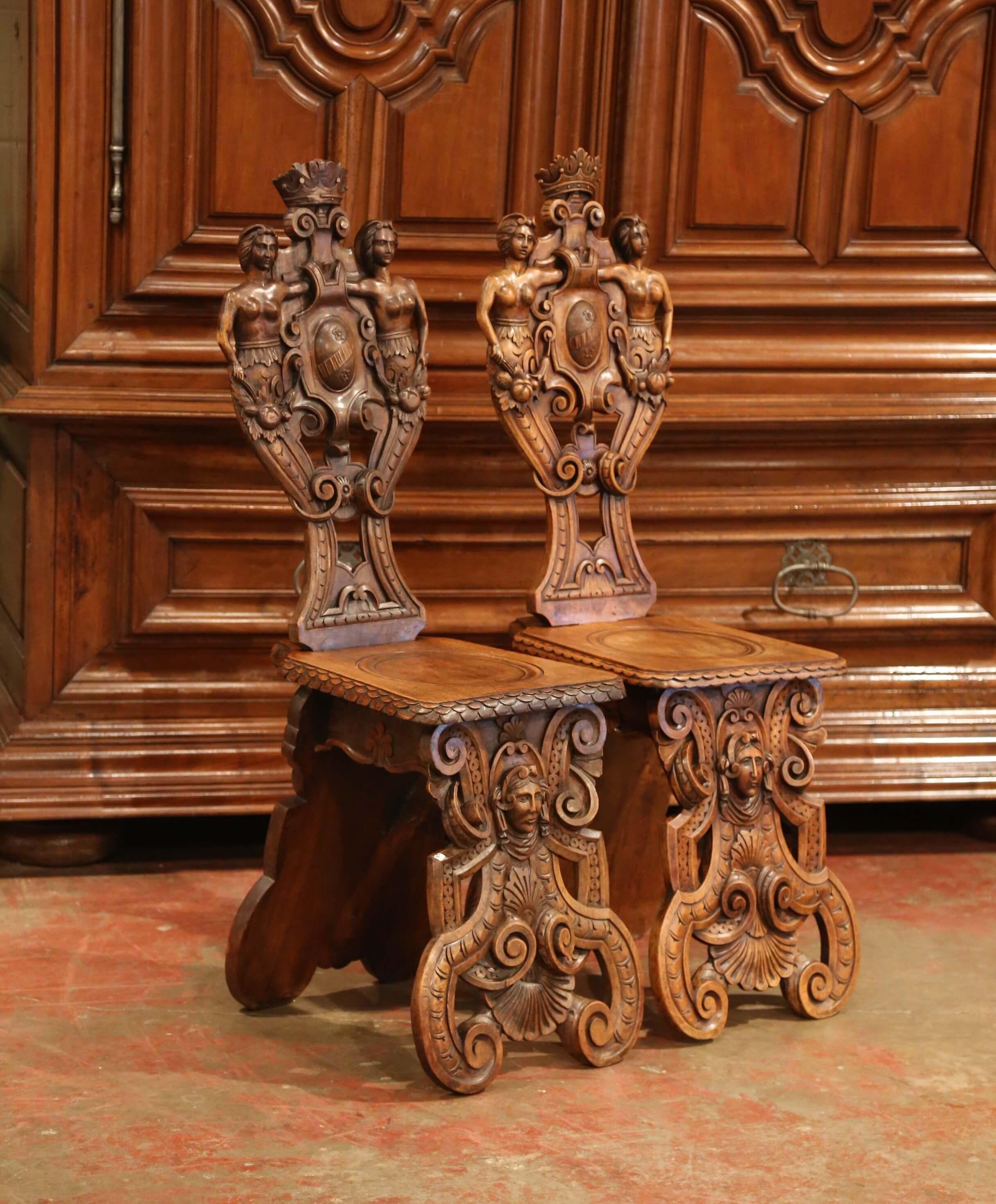 Pair of 19th Century Italian Renaissance Carved Walnut Sgabello Hall Chairs For Sale 1