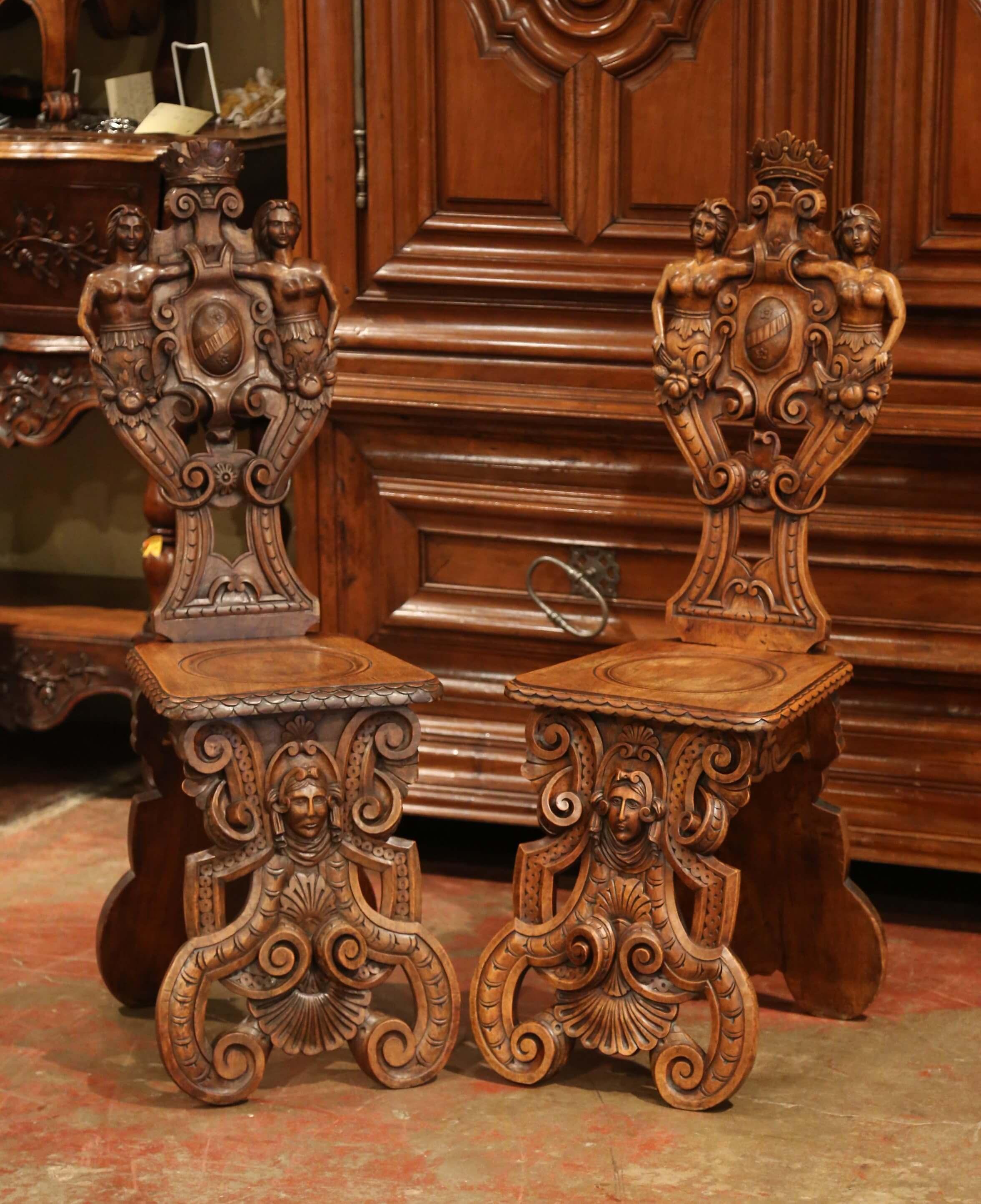 XIXe siècle Paire de fauteuils de salon Sgabello en noyer sculpté de la Renaissance italienne du 19ème siècle en vente