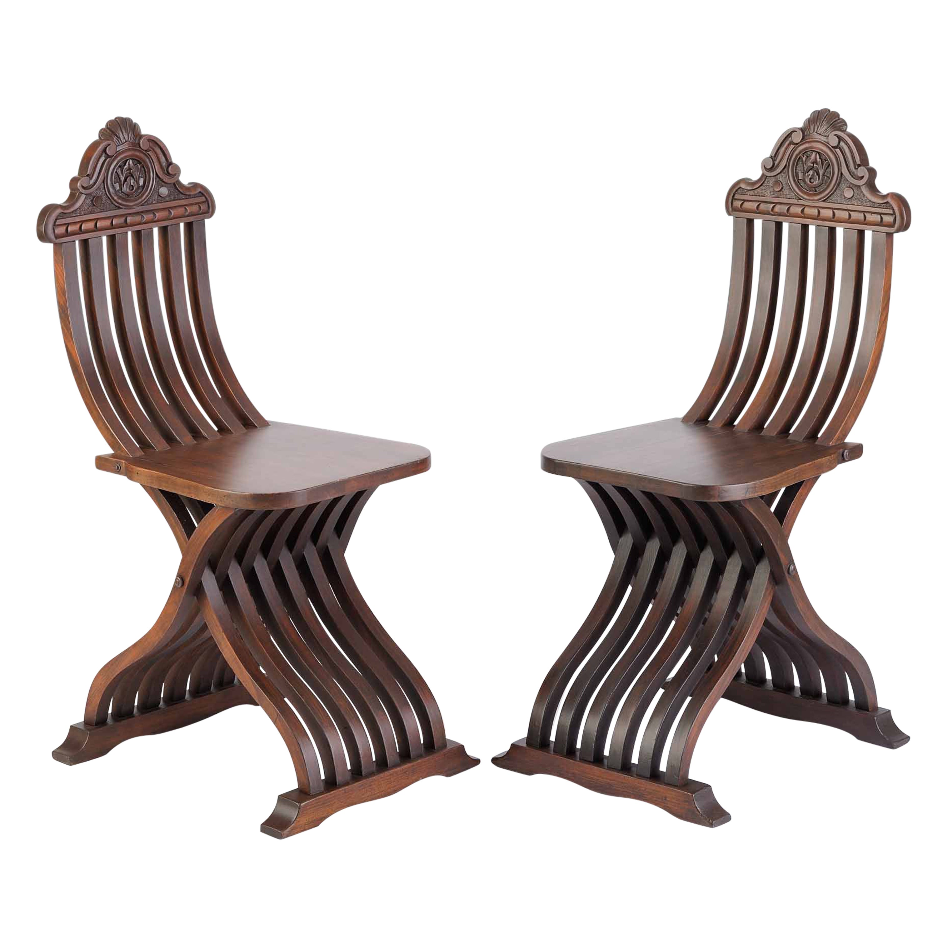 Paire d
objets de style Renaissance italienne du 19e siècle Savonarola : Arc de Séville I 
II en vente