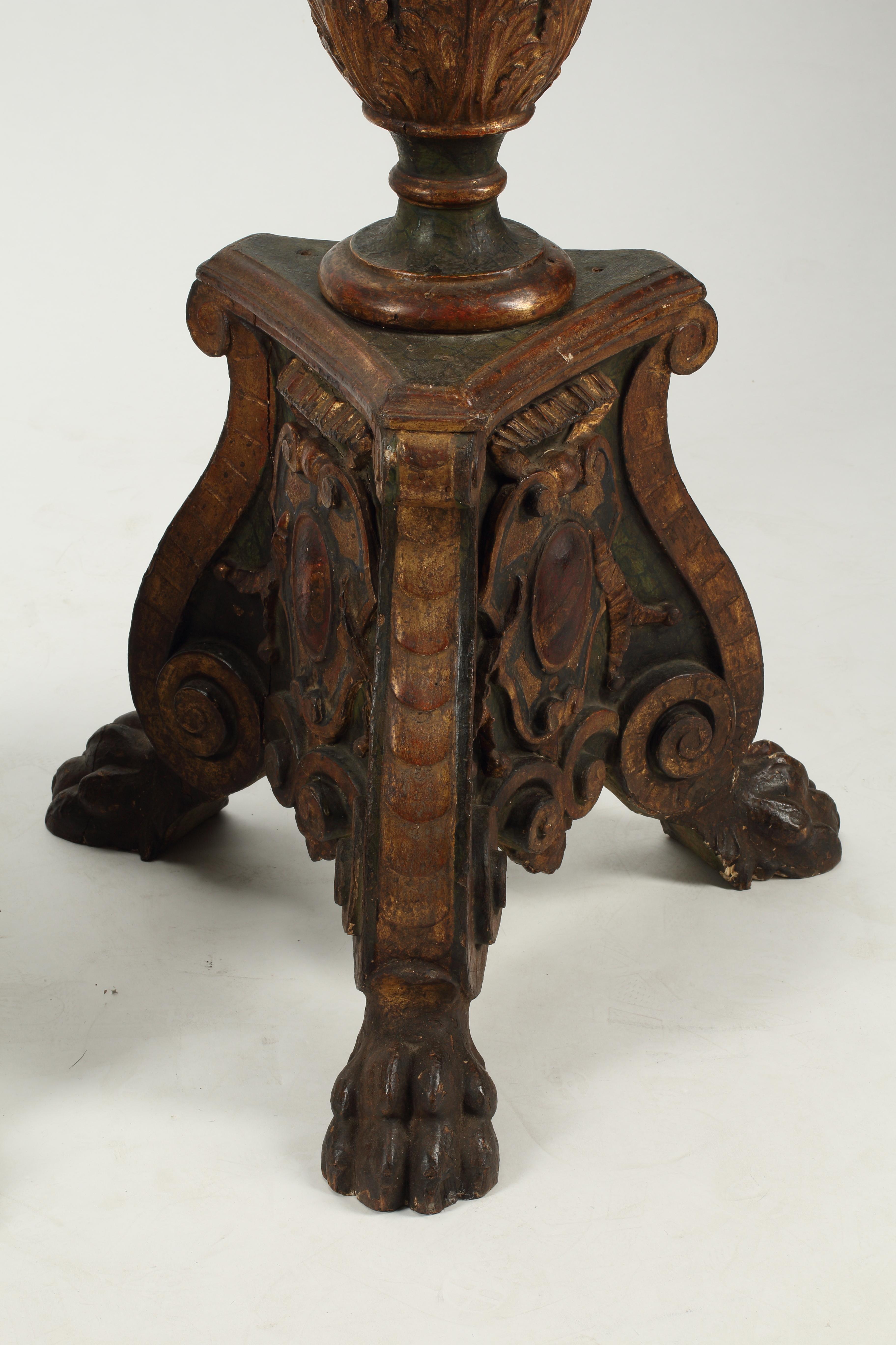 Una coppia eccezionalmente grande di torce italiane del XIX secolo in legno dorato e dipinto. Le bobeches sono ornate da intagli di foglie sopra una colonna scanalata e torniture graduate. Un'asta dipinta e intagliata in oro mostra un motivo di