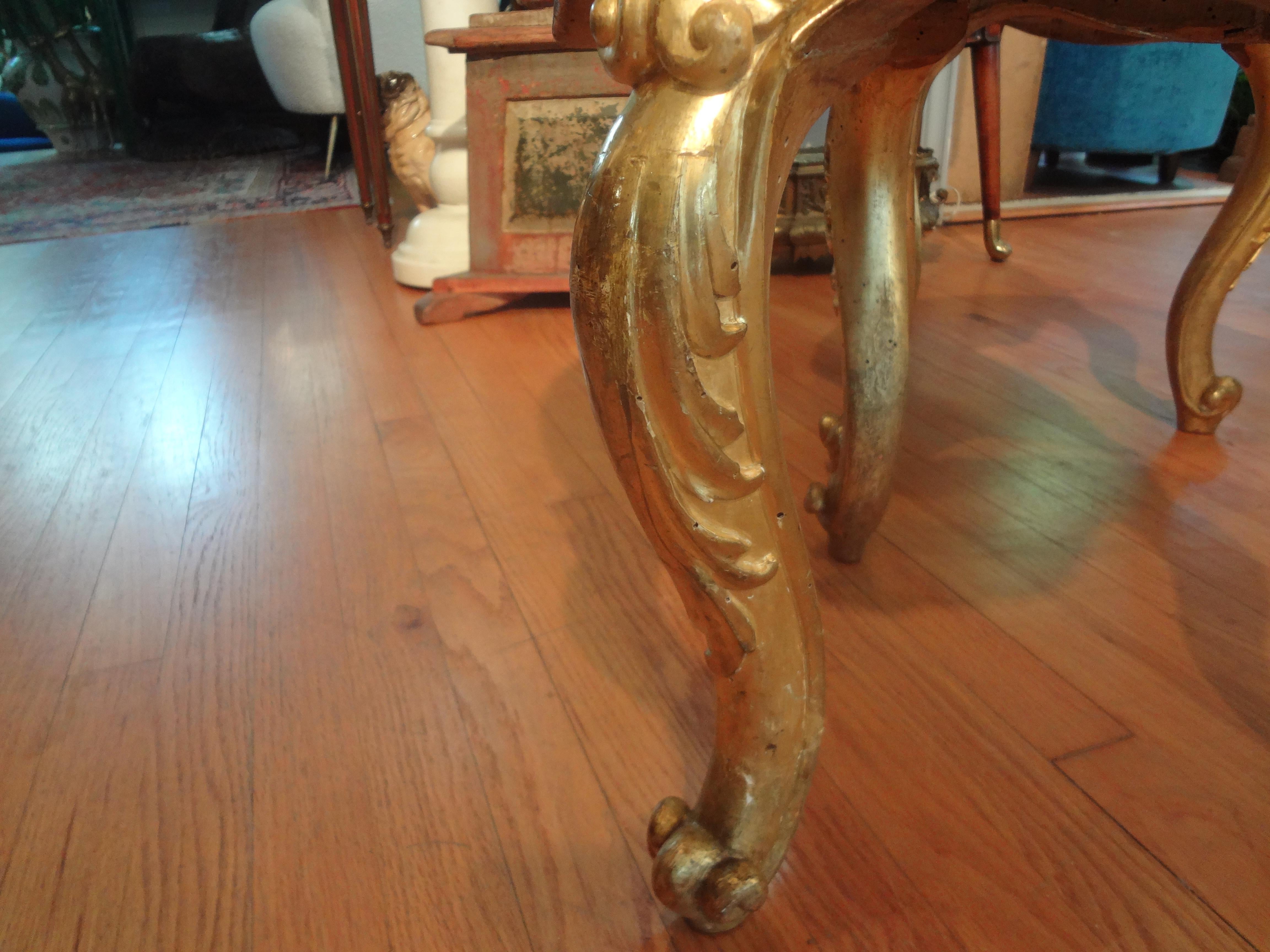 Paire d'ottomans italiens de style Régence du 19ème siècle en bois doré en vente 5