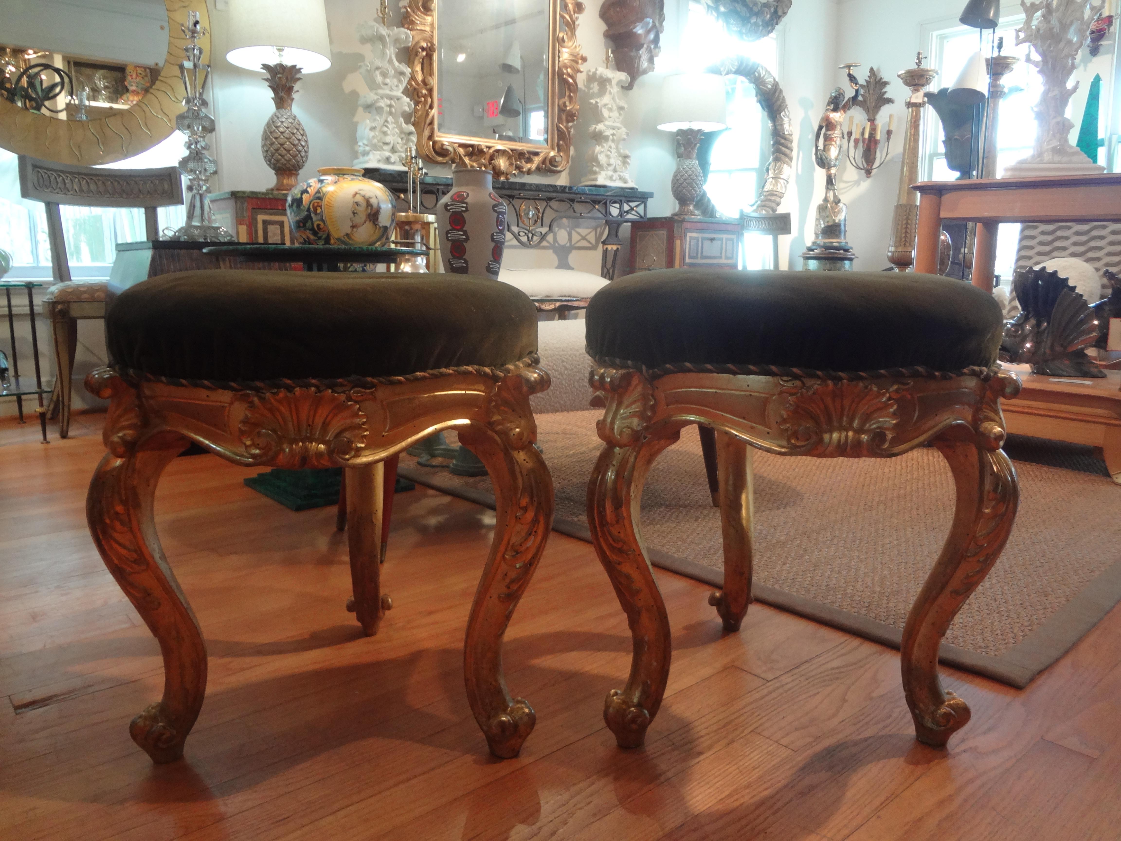 Français Paire d'ottomans italiens de style Régence du 19ème siècle en bois doré en vente