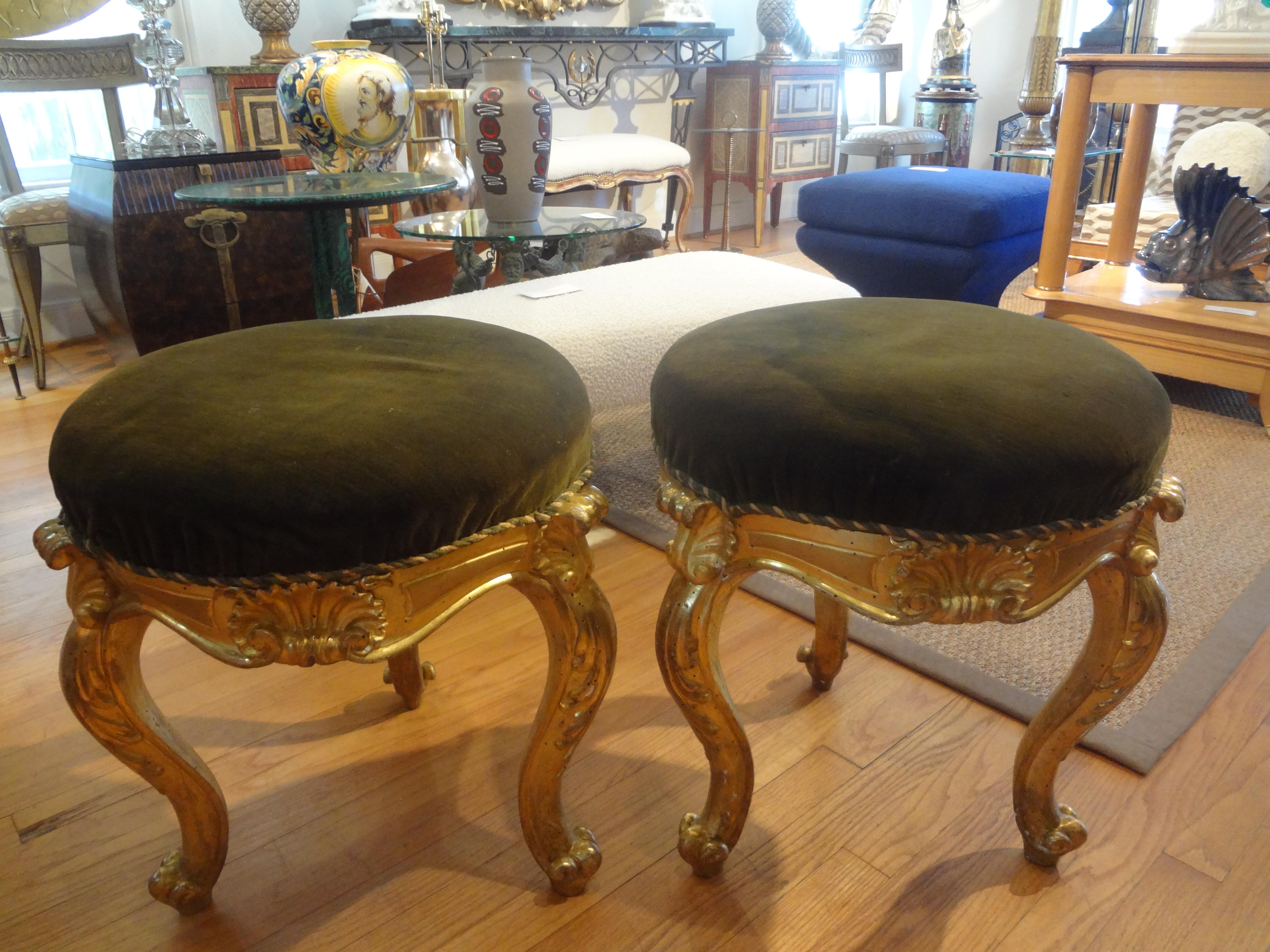 Paire d'ottomans italiens de style Régence du 19ème siècle en bois doré Bon état - En vente à Houston, TX