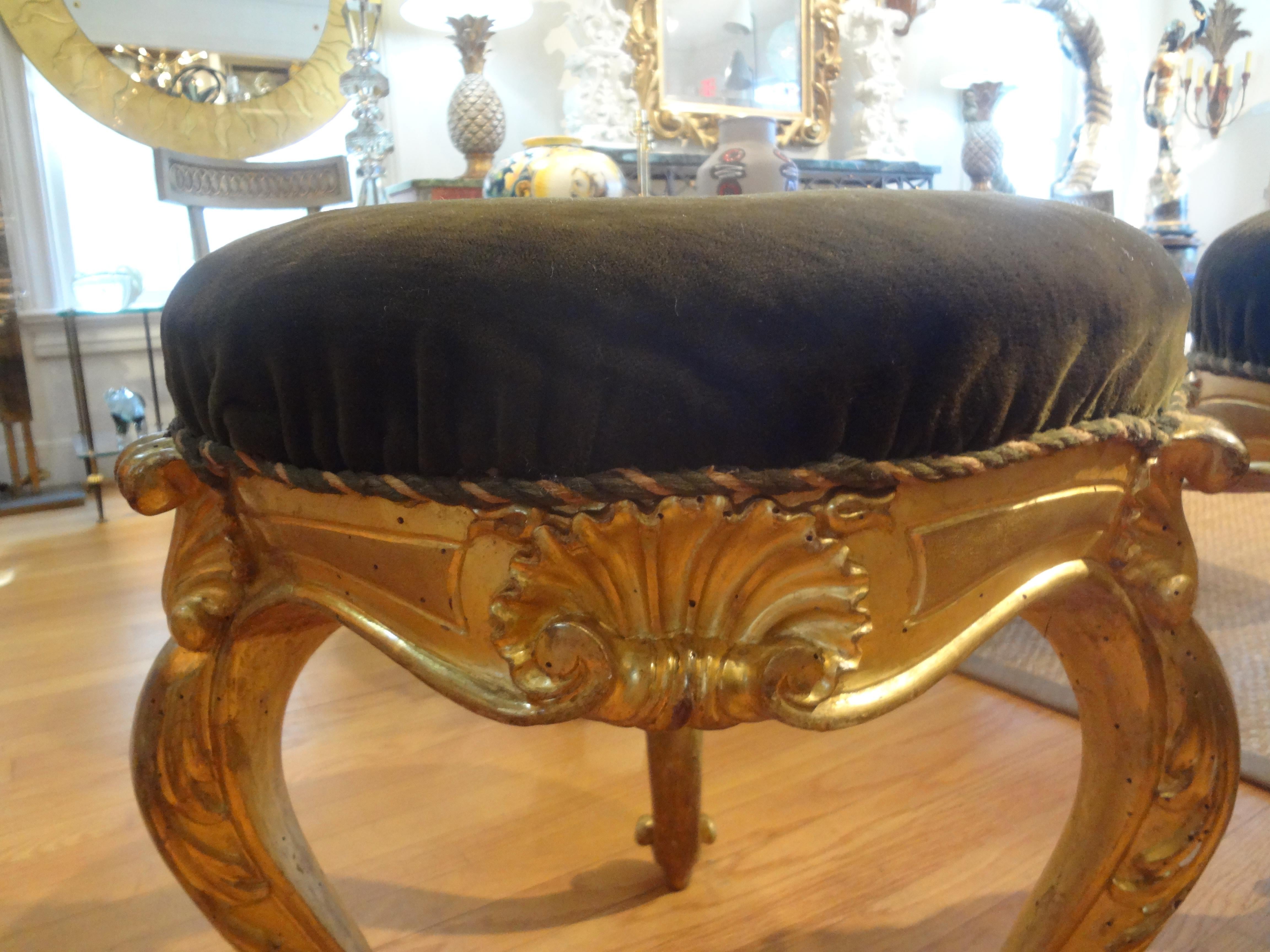 XIXe siècle Paire d'ottomans italiens de style Régence du 19ème siècle en bois doré en vente