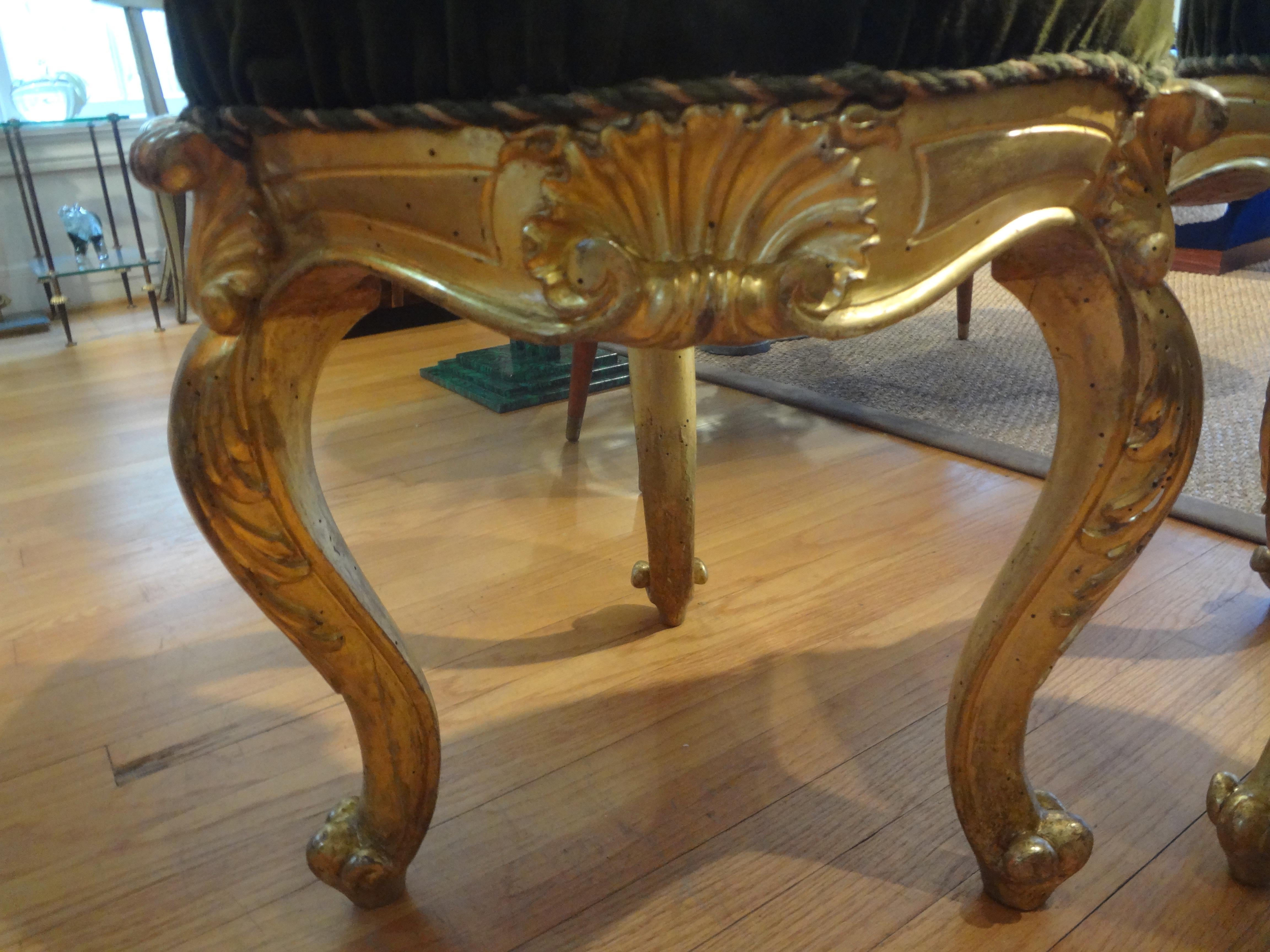 Bois doré Paire d'ottomans italiens de style Régence du 19ème siècle en bois doré en vente