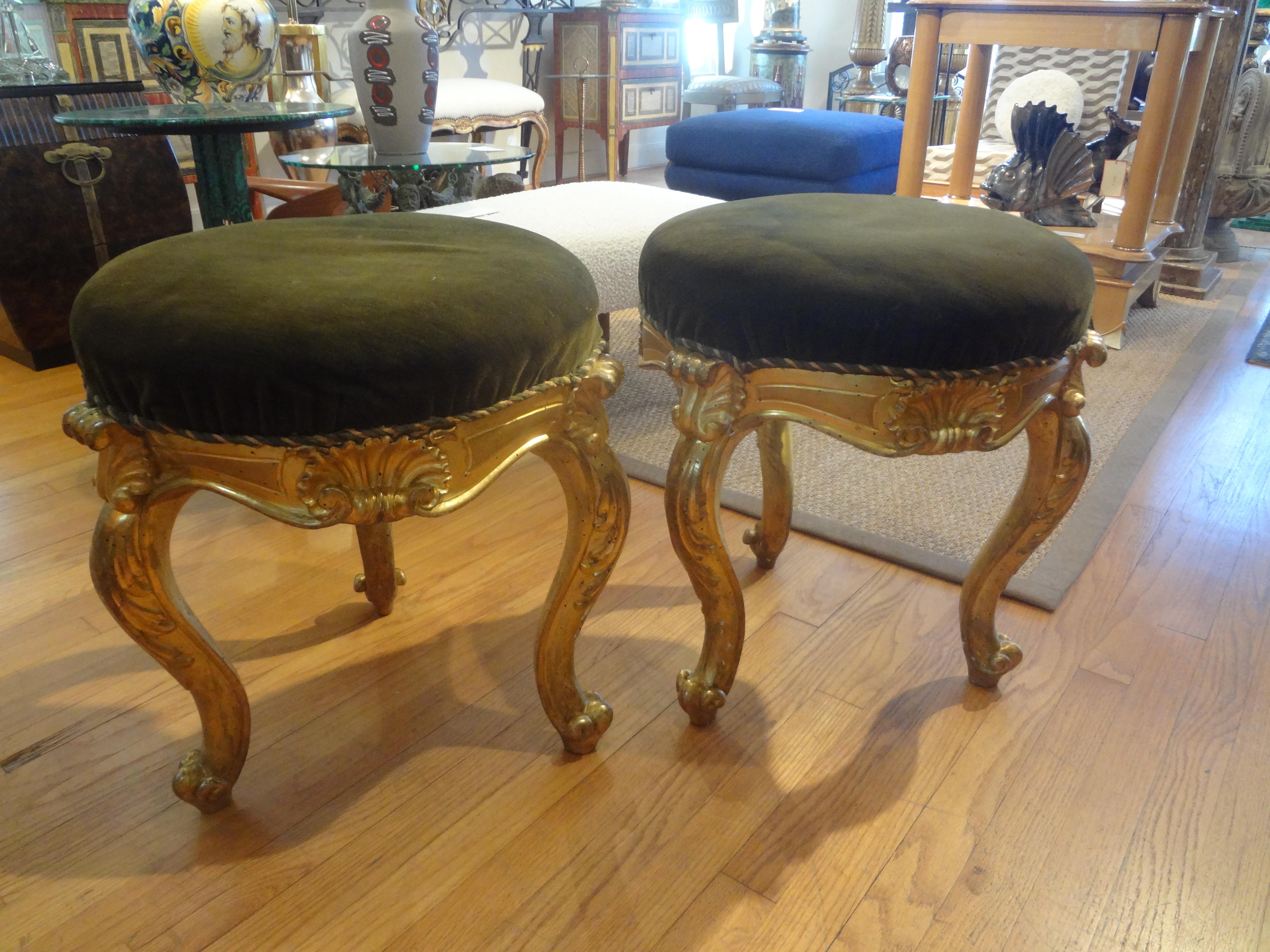 Paire d'ottomans italiens de style Régence du 19ème siècle en bois doré en vente 1