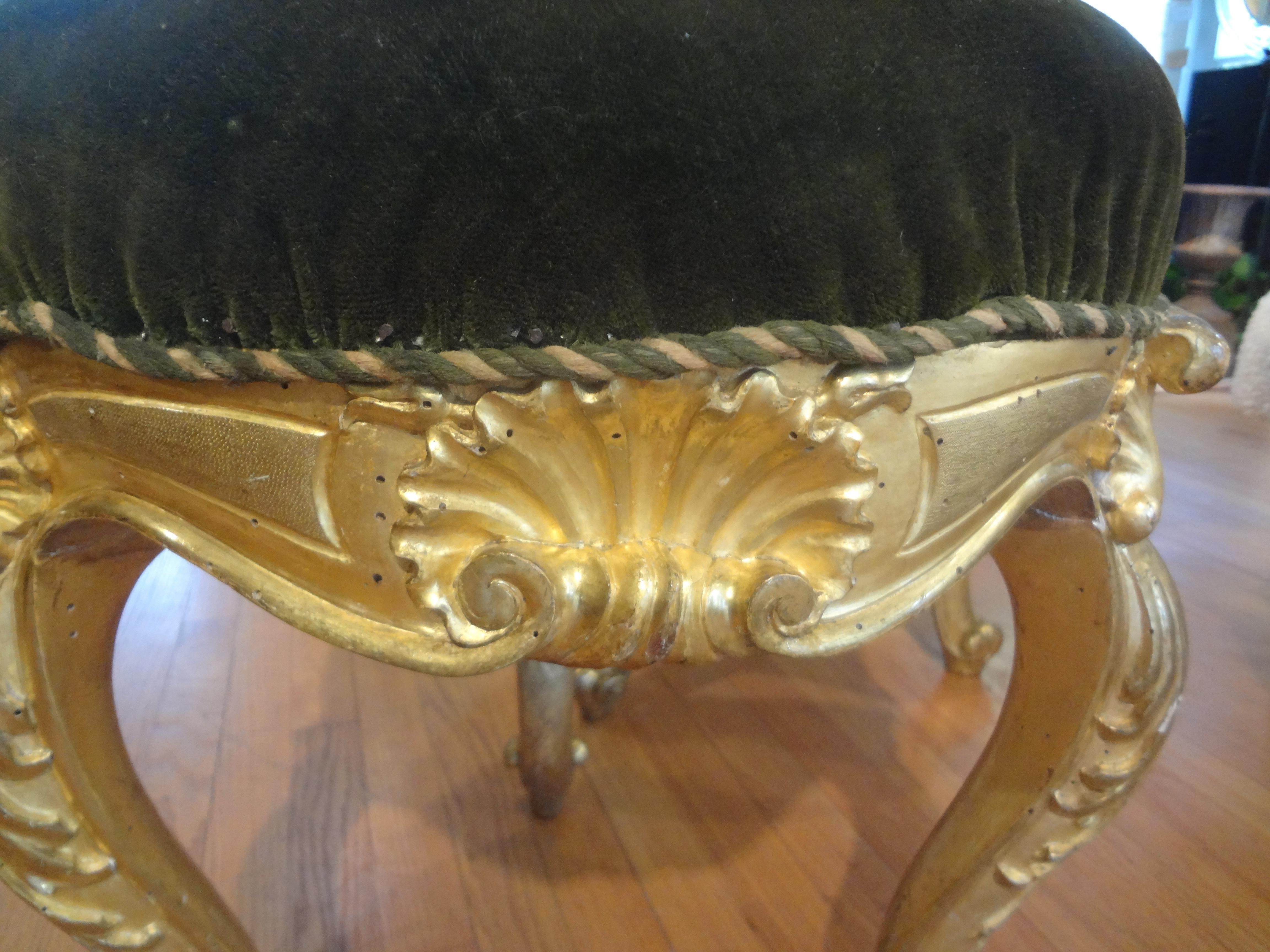 Paire d'ottomans italiens de style Régence du 19ème siècle en bois doré en vente 3