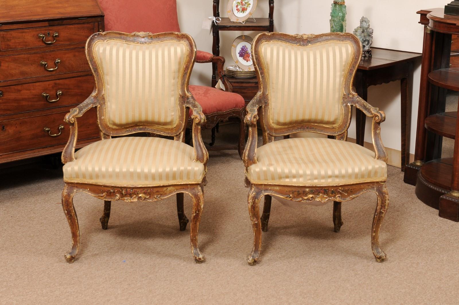 XIXe siècle Paire de fauteuils peints rococo italiens du 19e siècle en vente