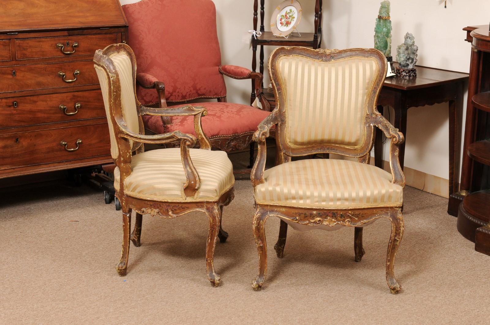 XIXe siècle Paire de fauteuils peints rococo italiens du 19e siècle en vente
