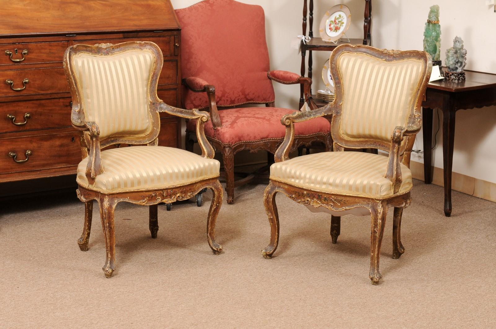 Paire de fauteuils peints rococo italiens du 19e siècle en vente 3