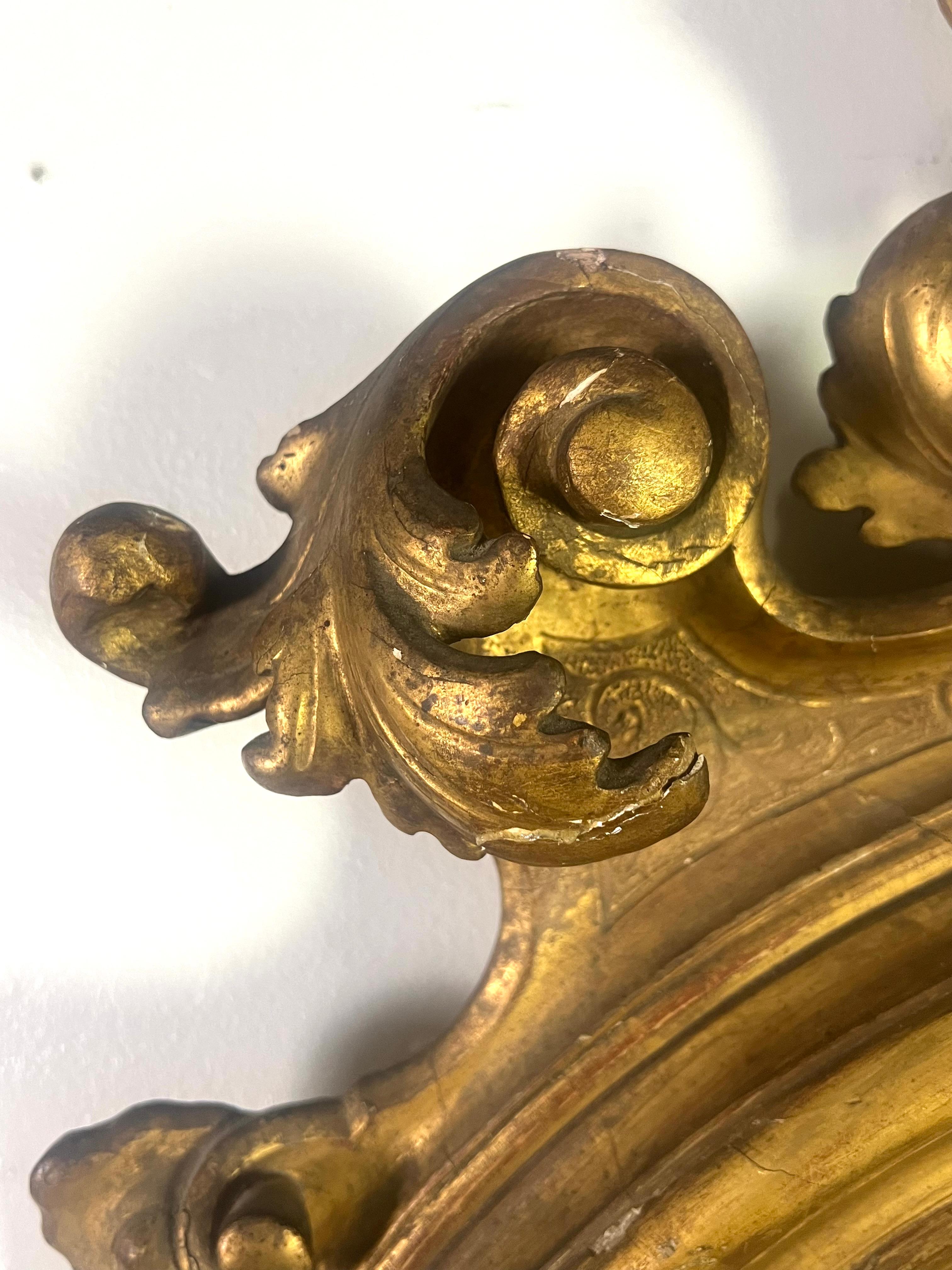 Coppia di specchi in legno dorato in stile rococò italiano del XIX secolo in vendita 7